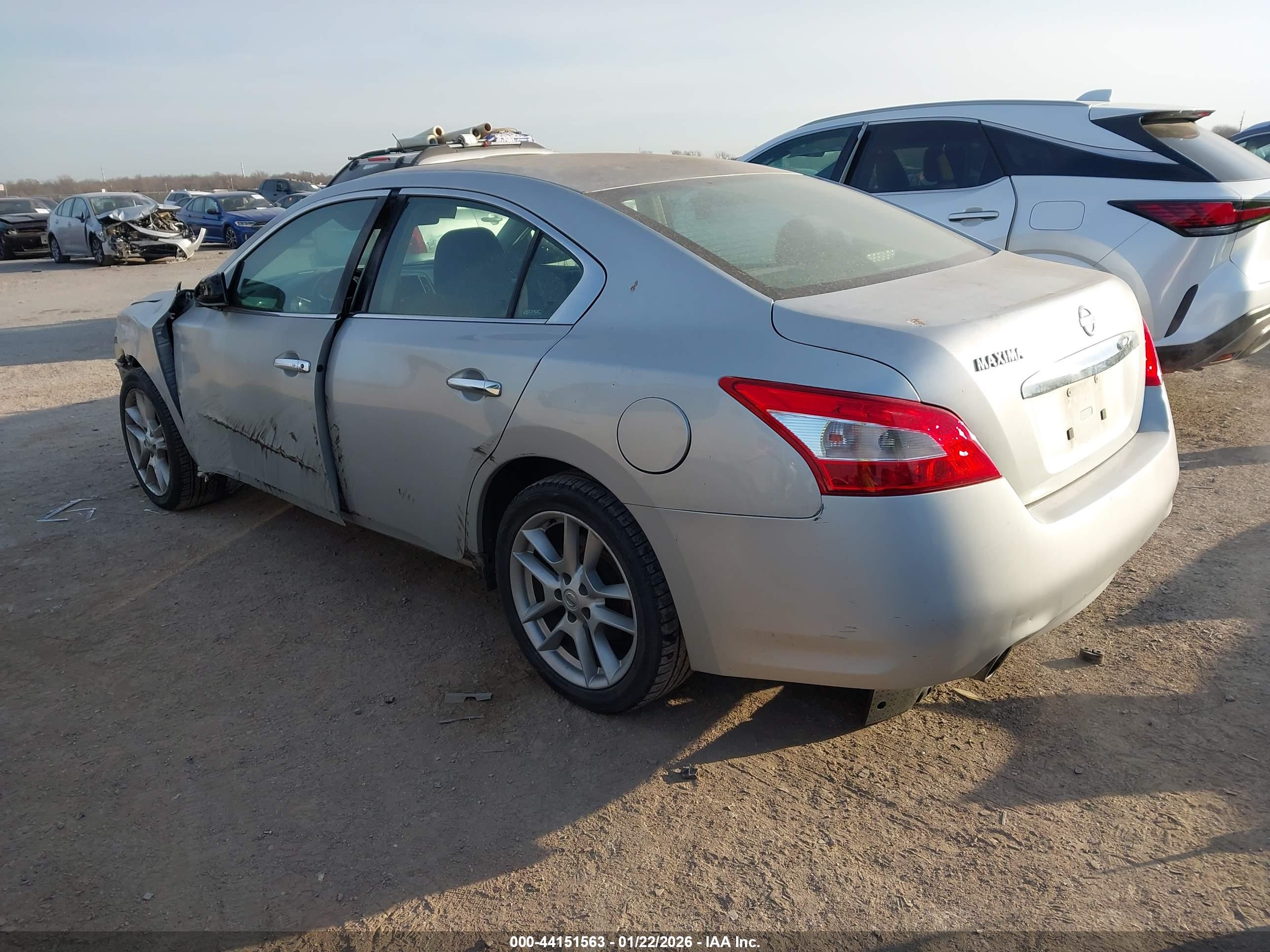 NISSAN MAXIMA image 3