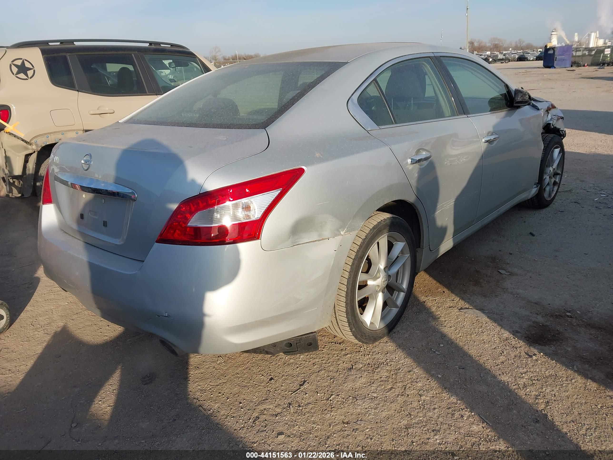 NISSAN MAXIMA image 4