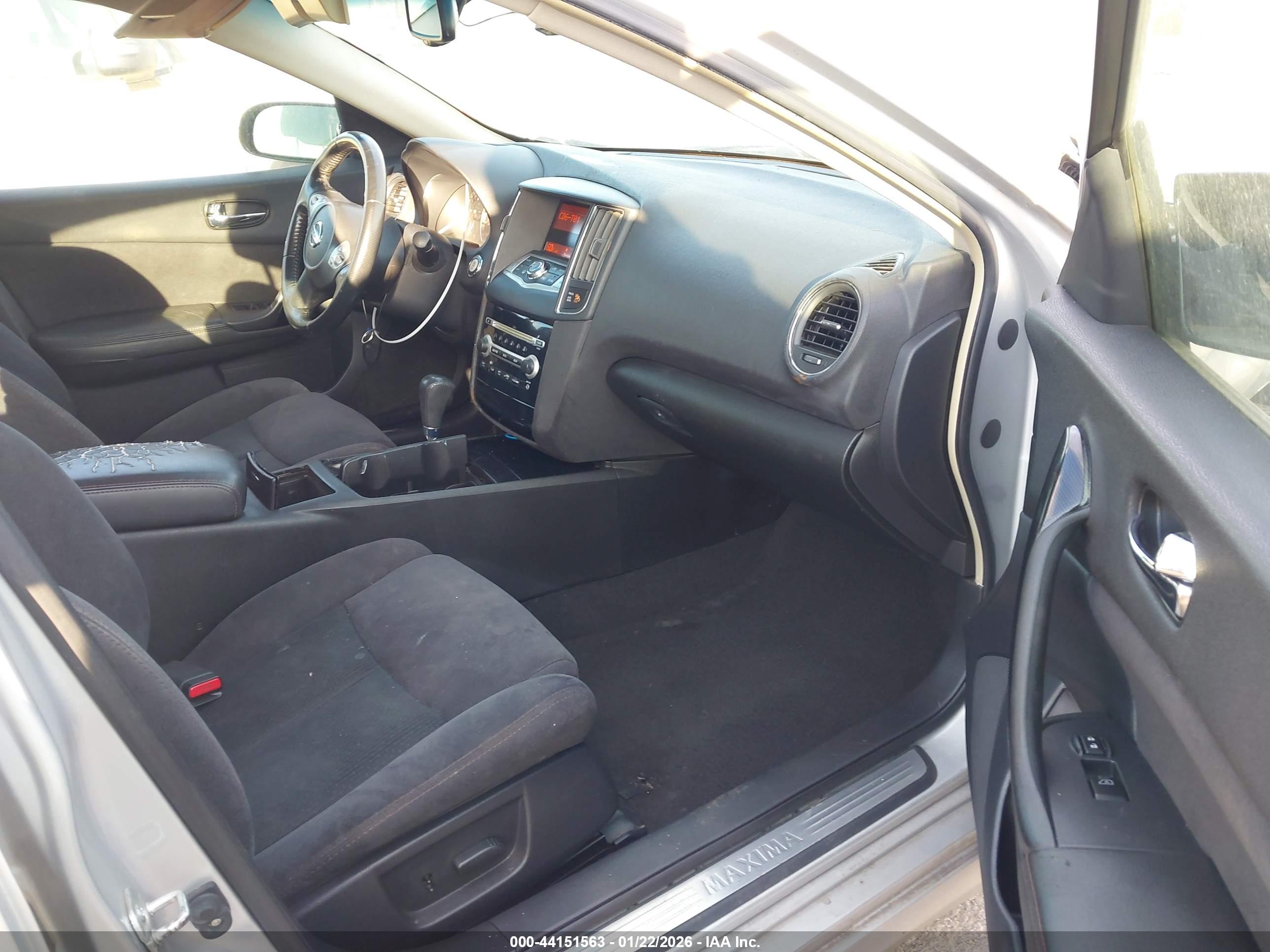 NISSAN MAXIMA image 5