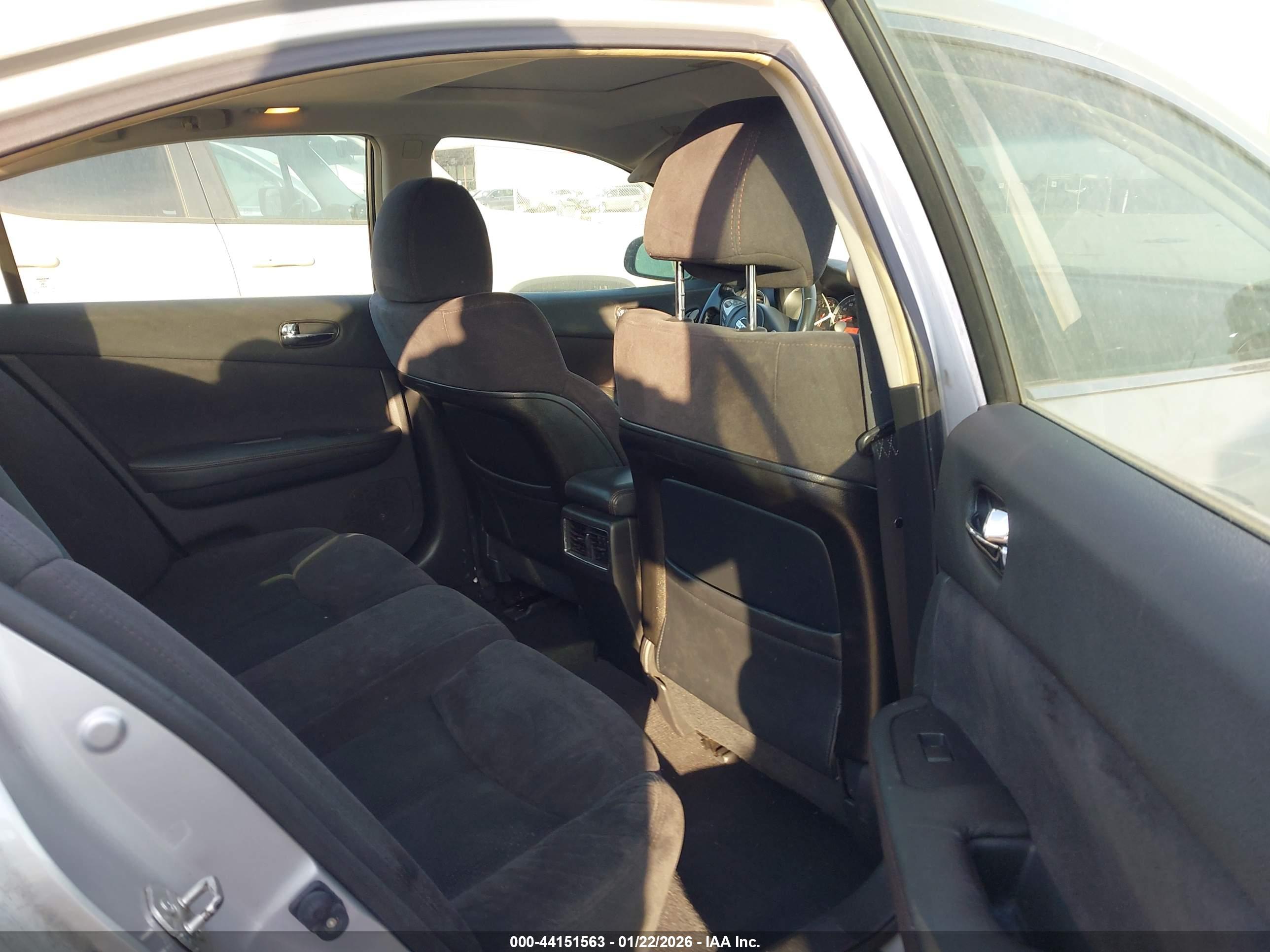NISSAN MAXIMA image 8