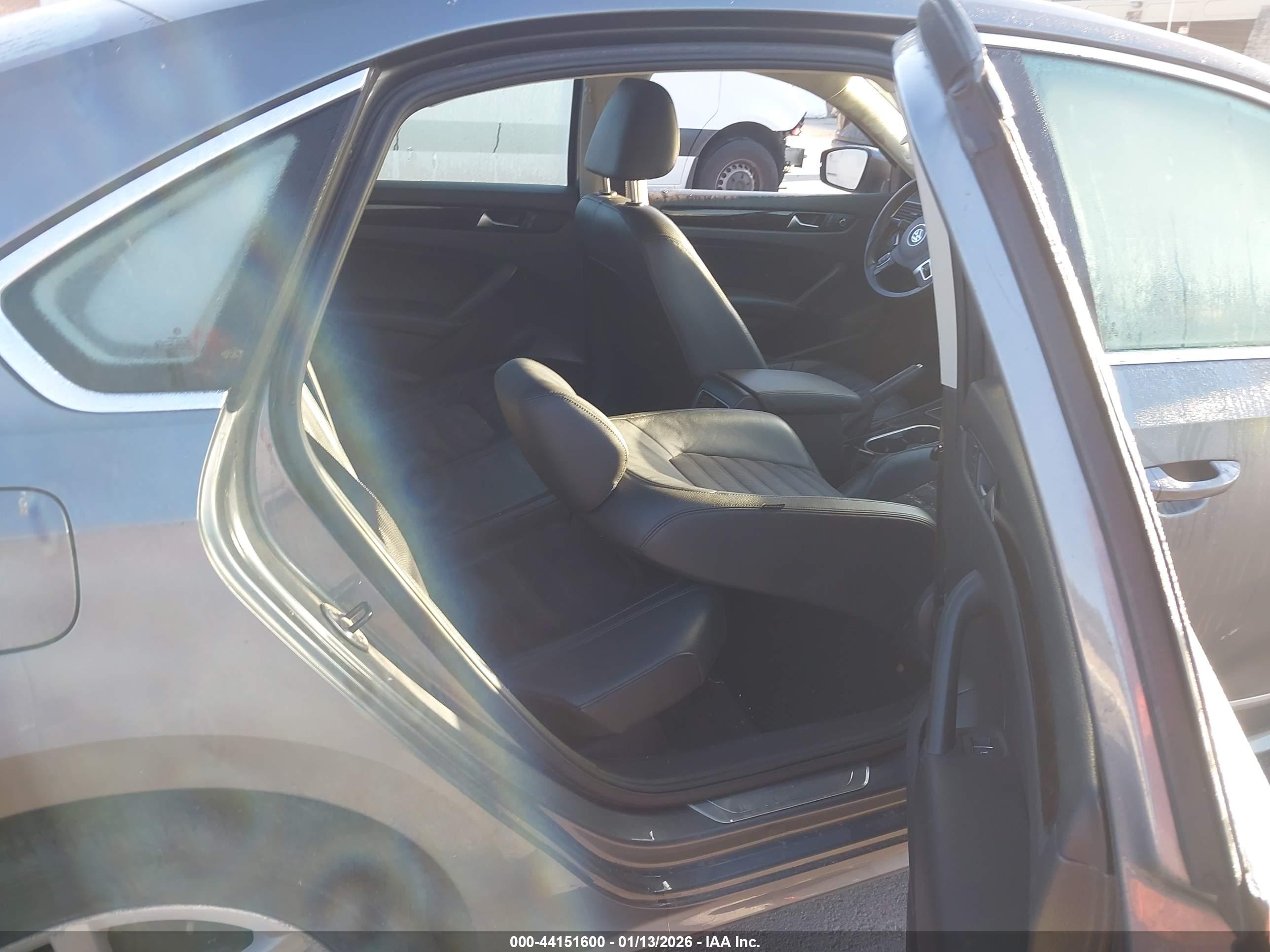 VOLKSWAGEN PASSAT image 8