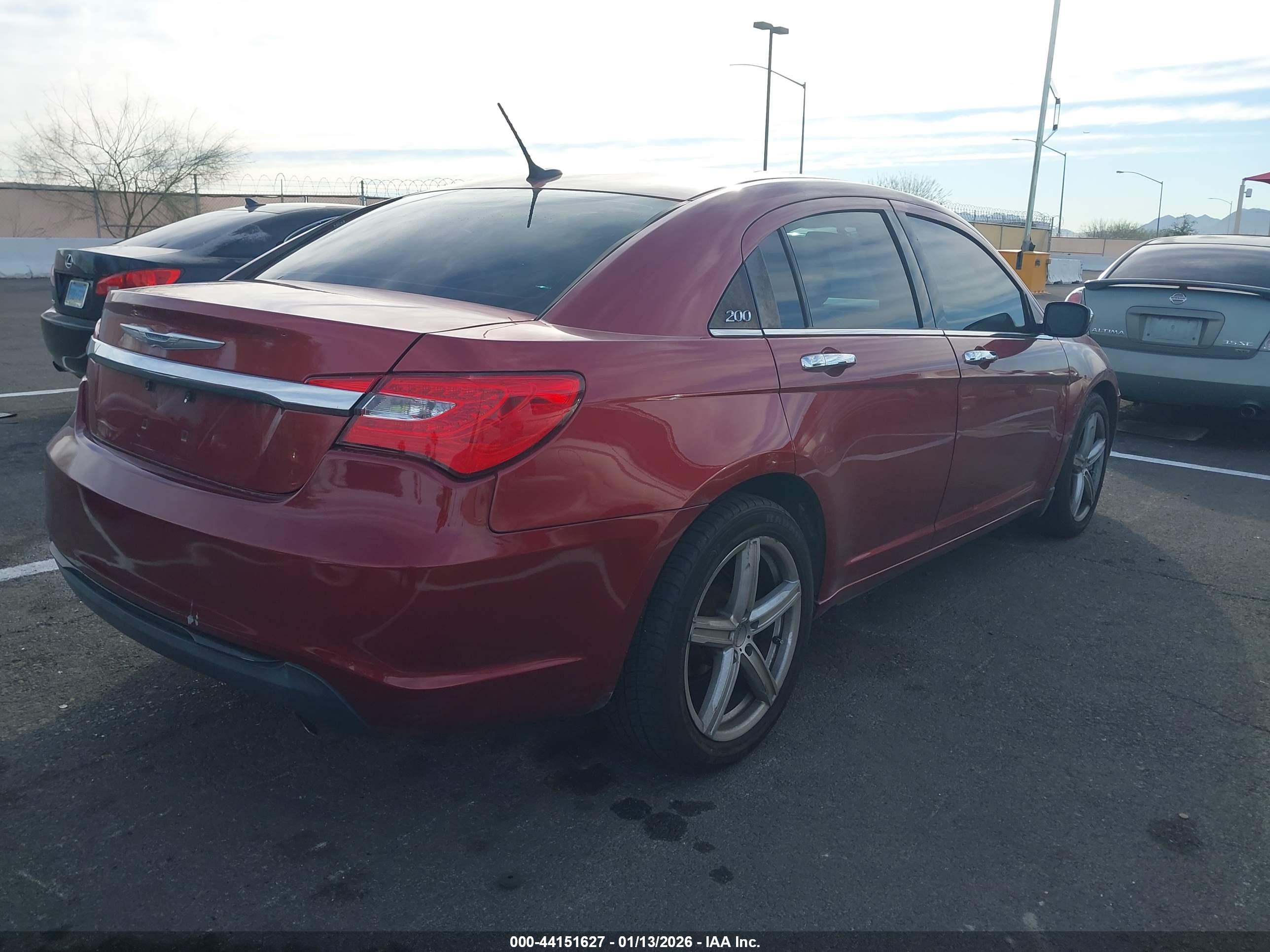 CHRYSLER 200 image 4