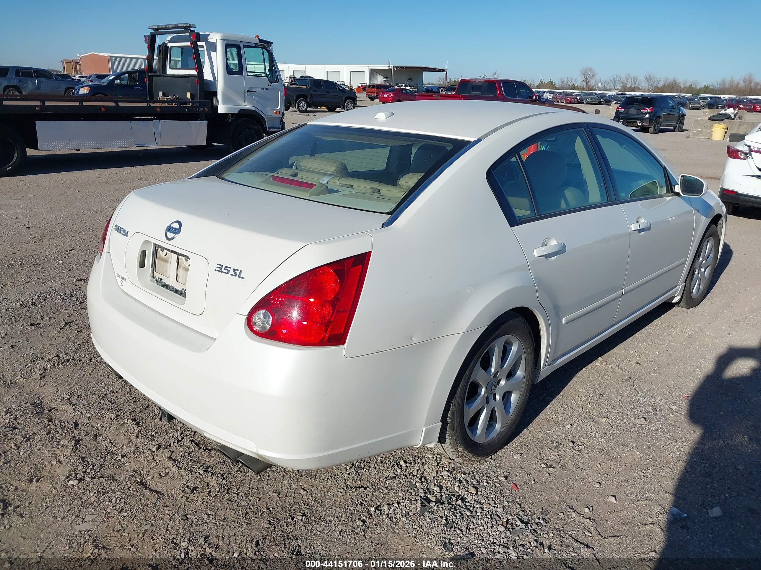 NISSAN MAXIMA image 4