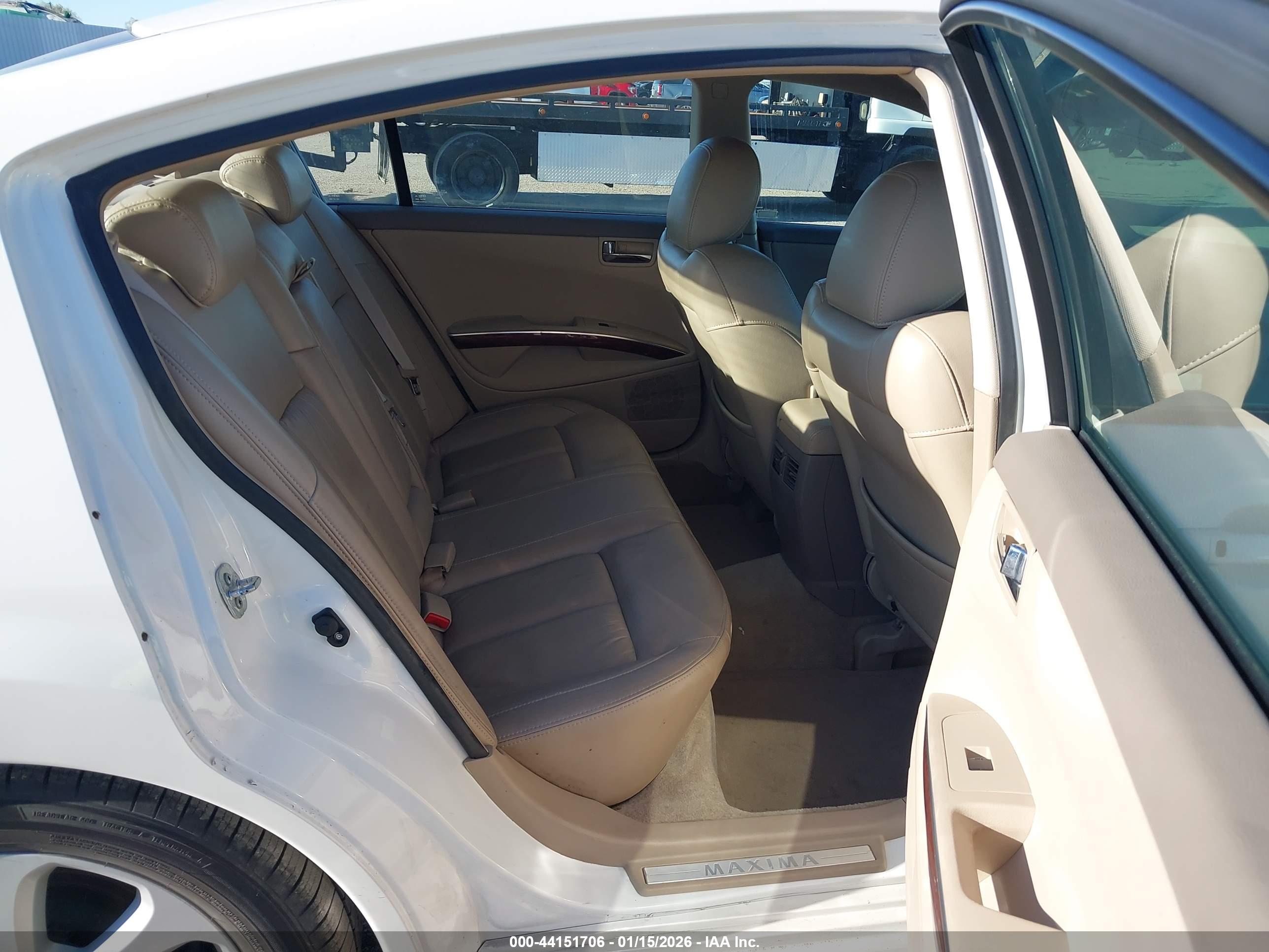 NISSAN MAXIMA image 8