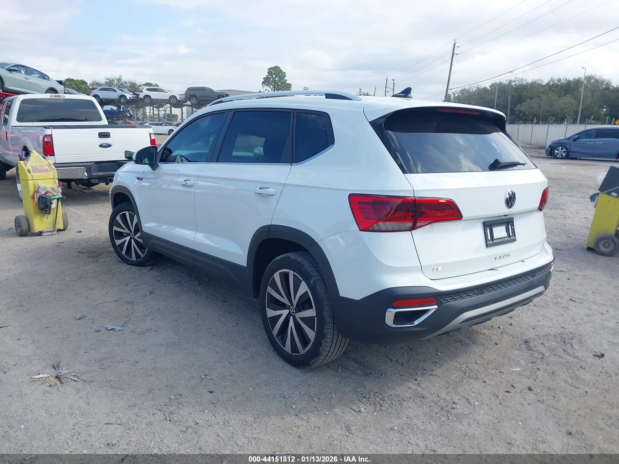 VOLKSWAGEN TAOS image 3