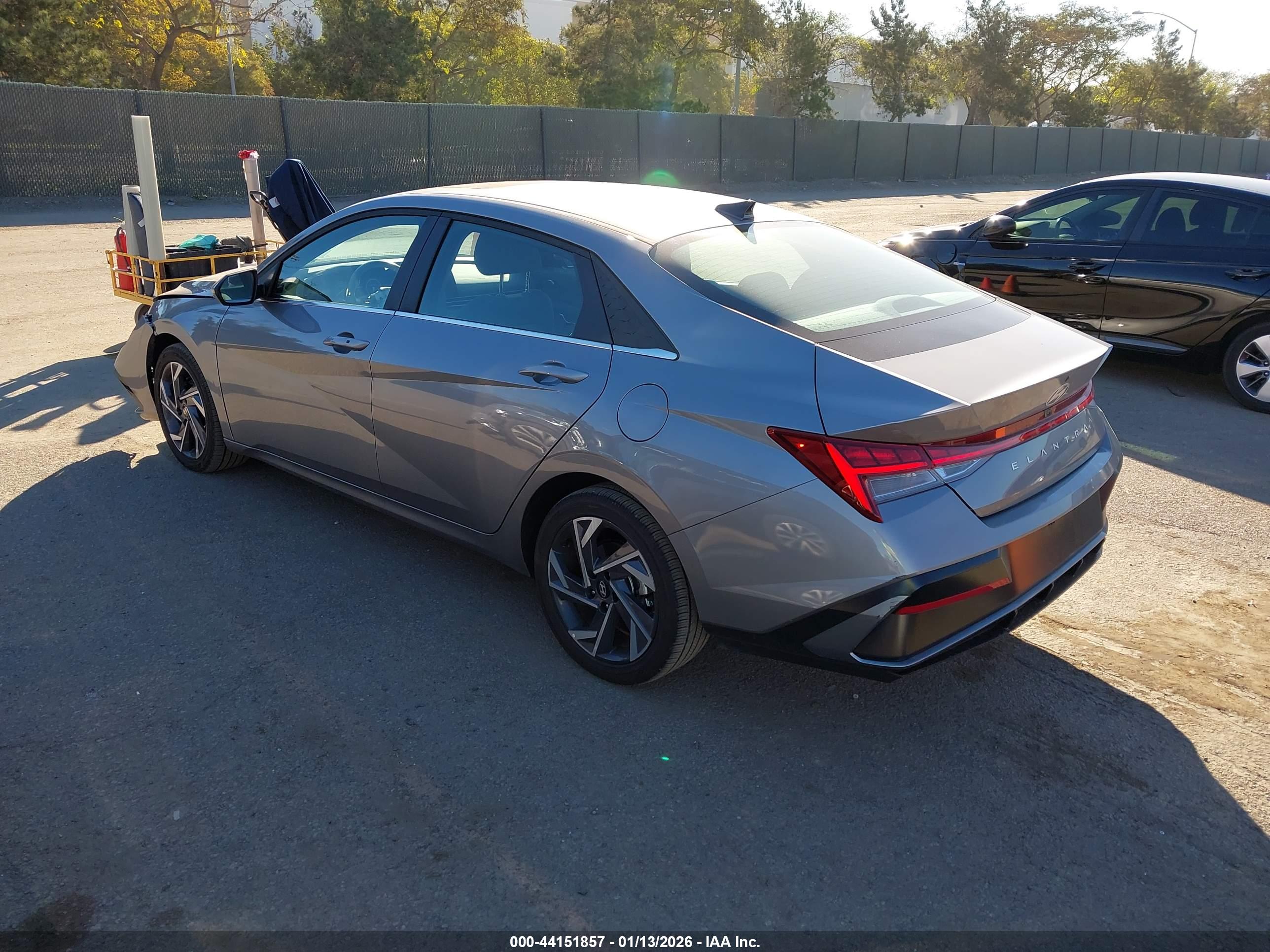 HYUNDAI ELANTRA image 3