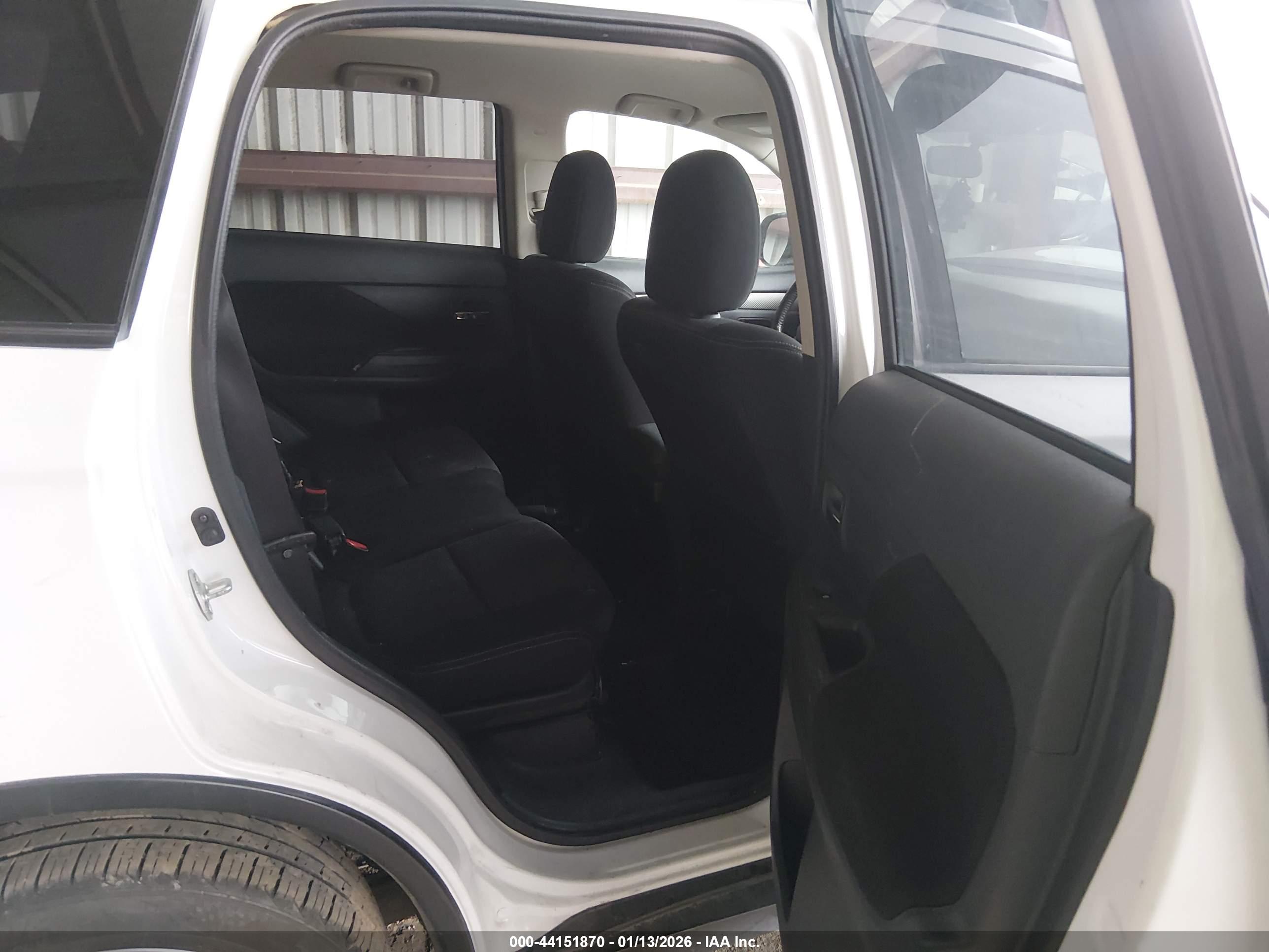 MITSUBISHI OUTLANDER image 8