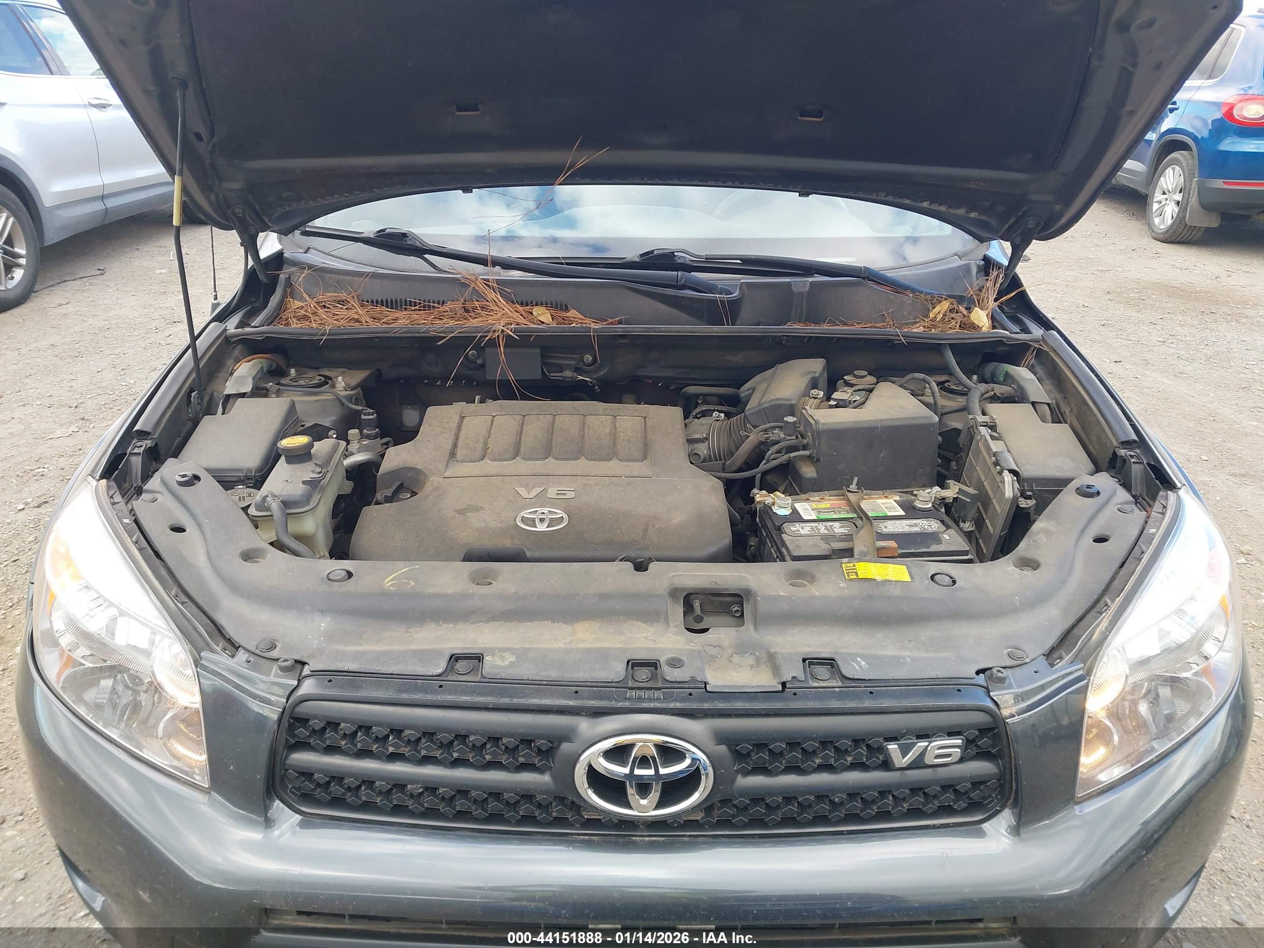 TOYOTA RAV4 image 10