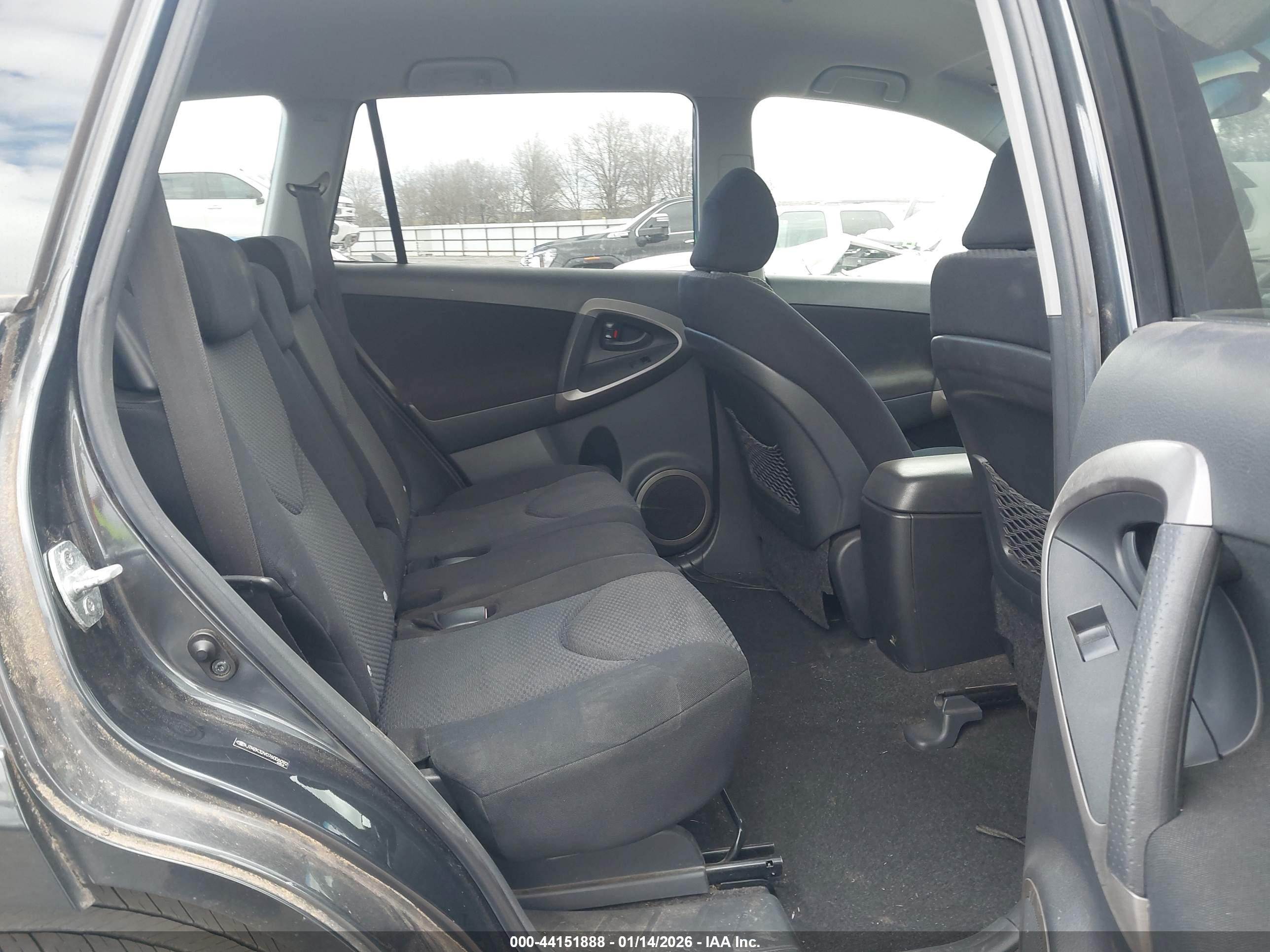 TOYOTA RAV4 image 8