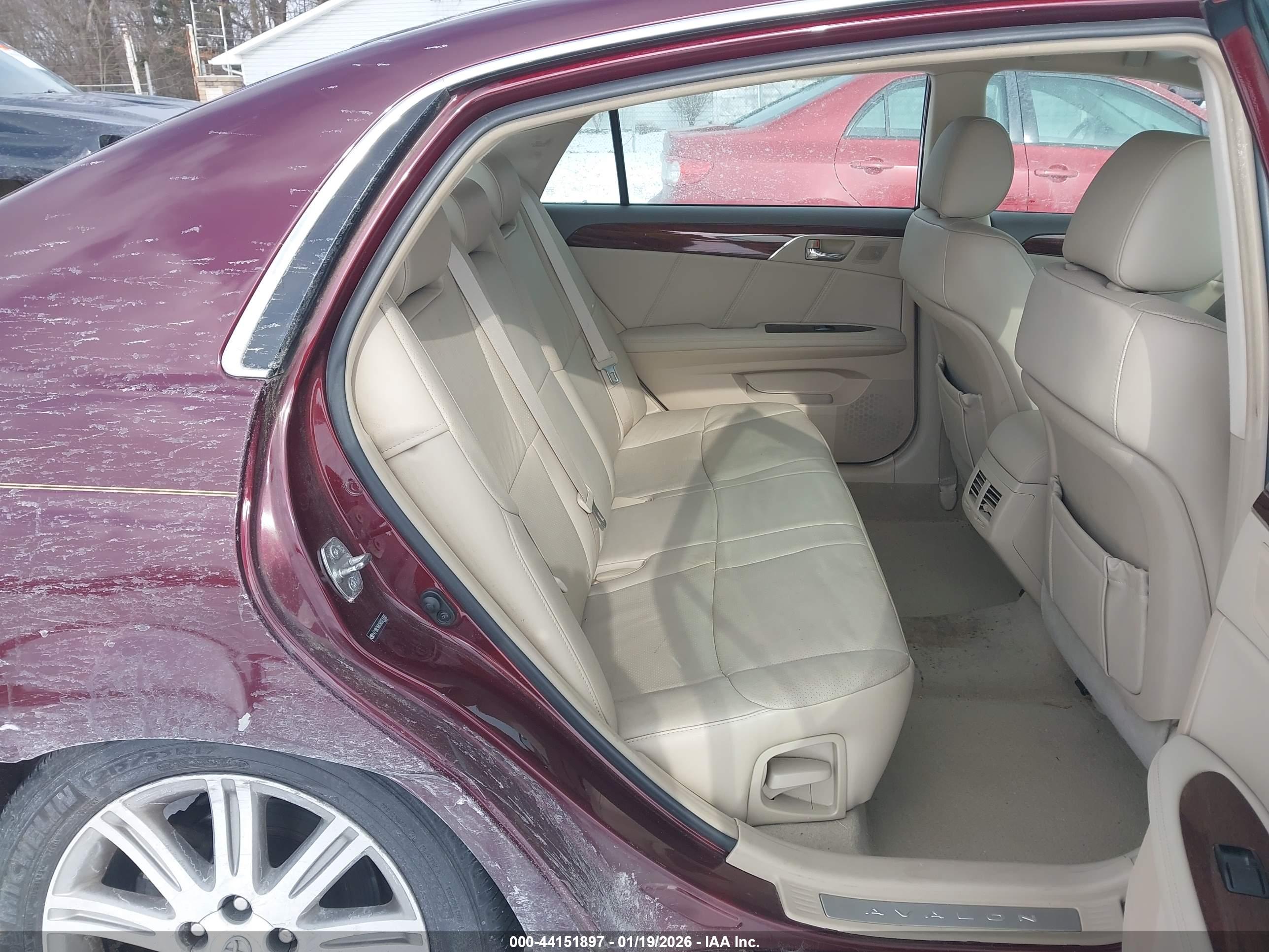 TOYOTA AVALON image 8