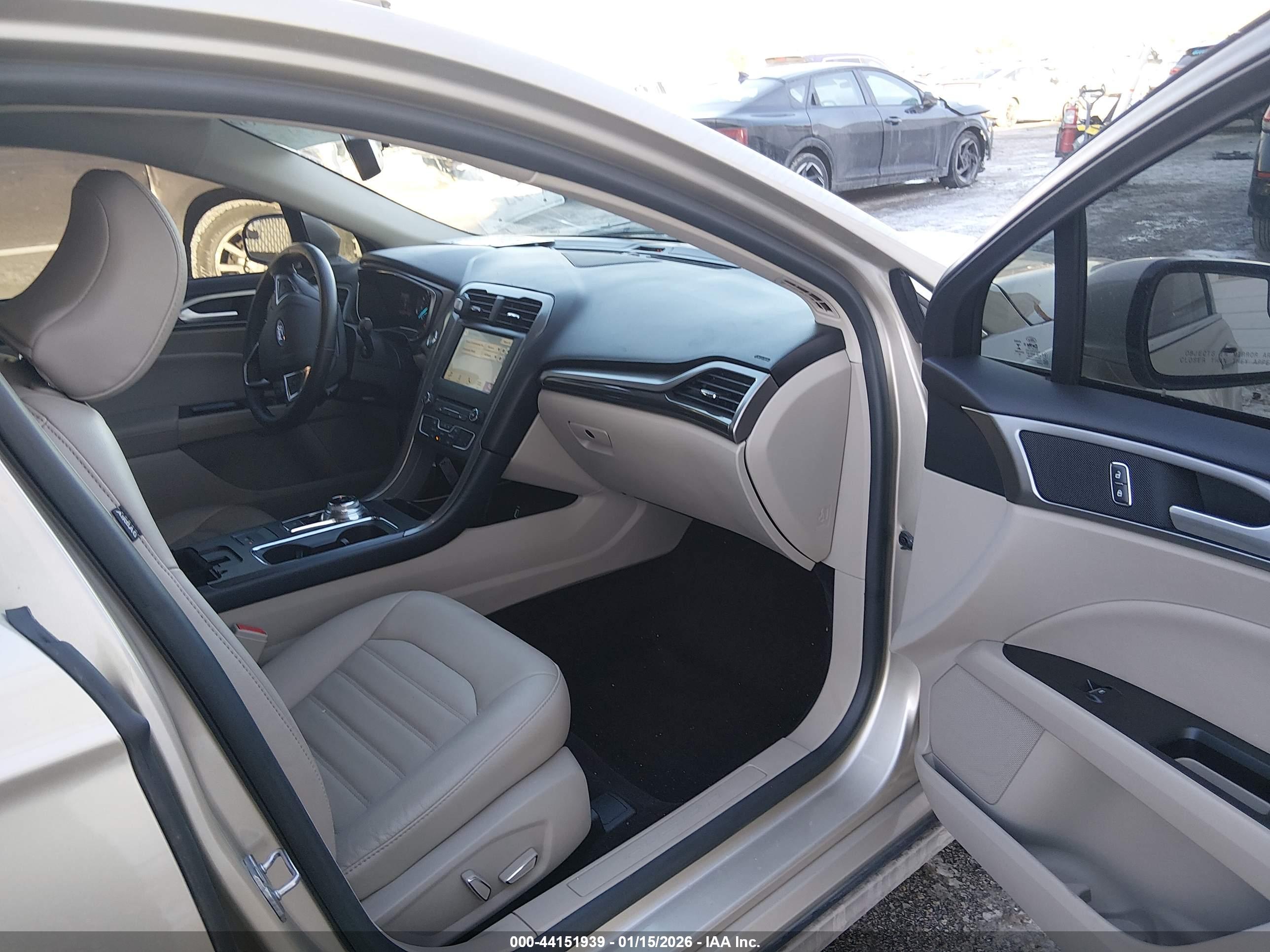 FORD FUSION image 5