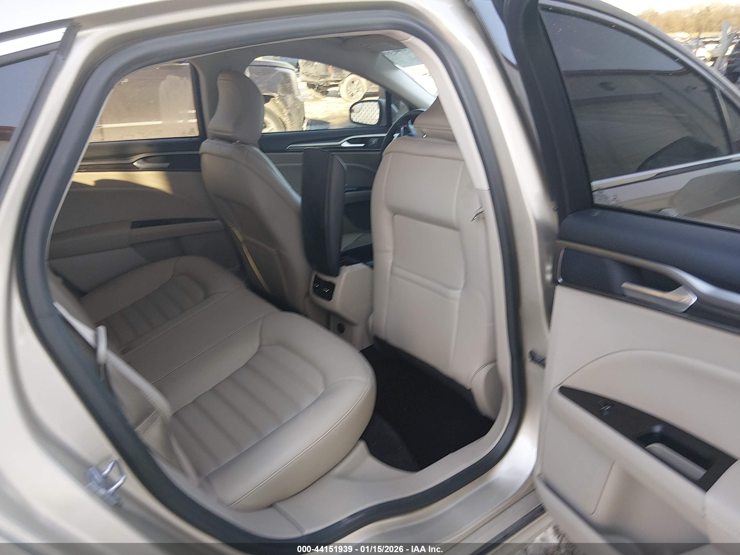 FORD FUSION image 8