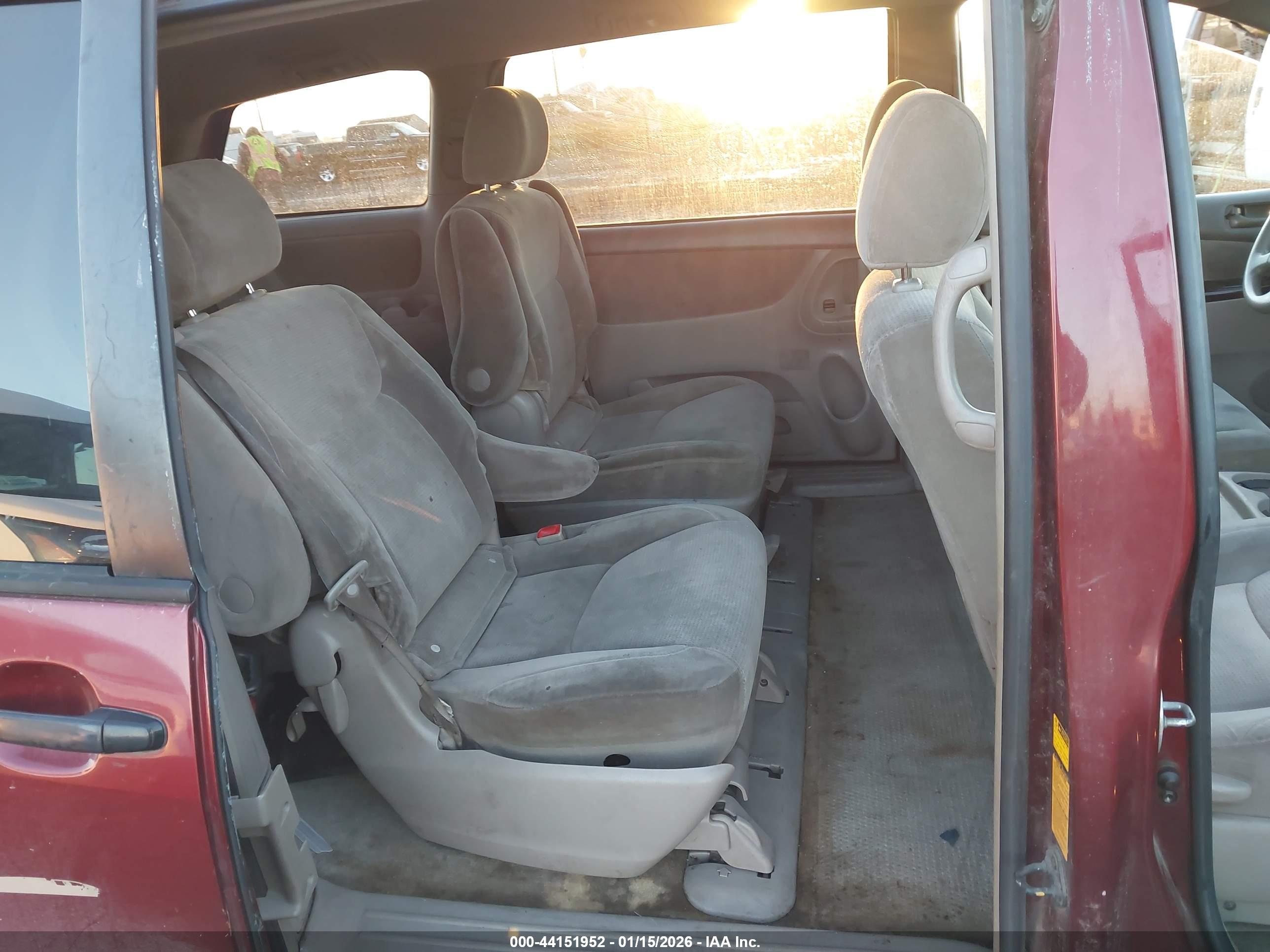 TOYOTA SIENNA image 8