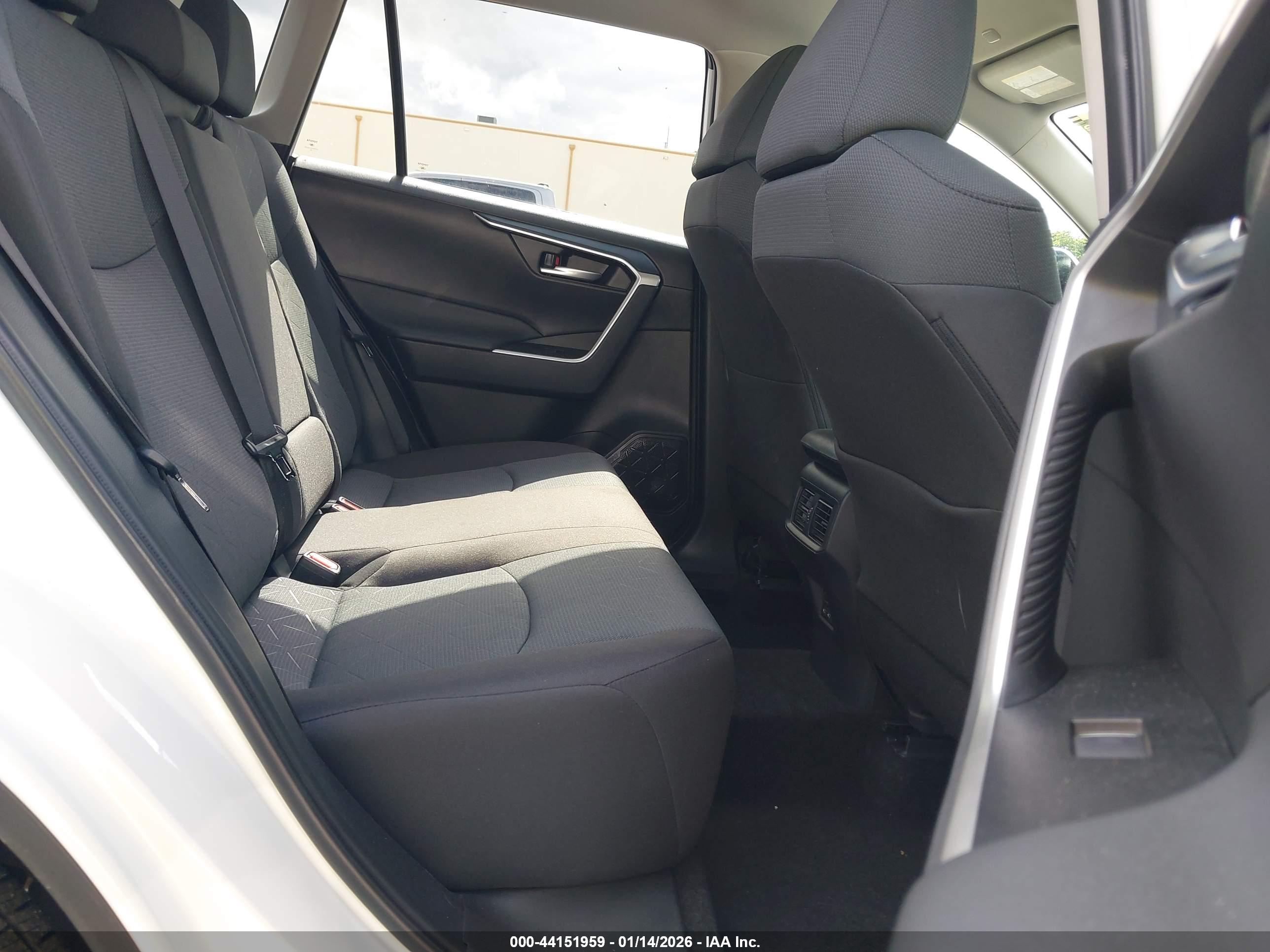 TOYOTA RAV4 image 8