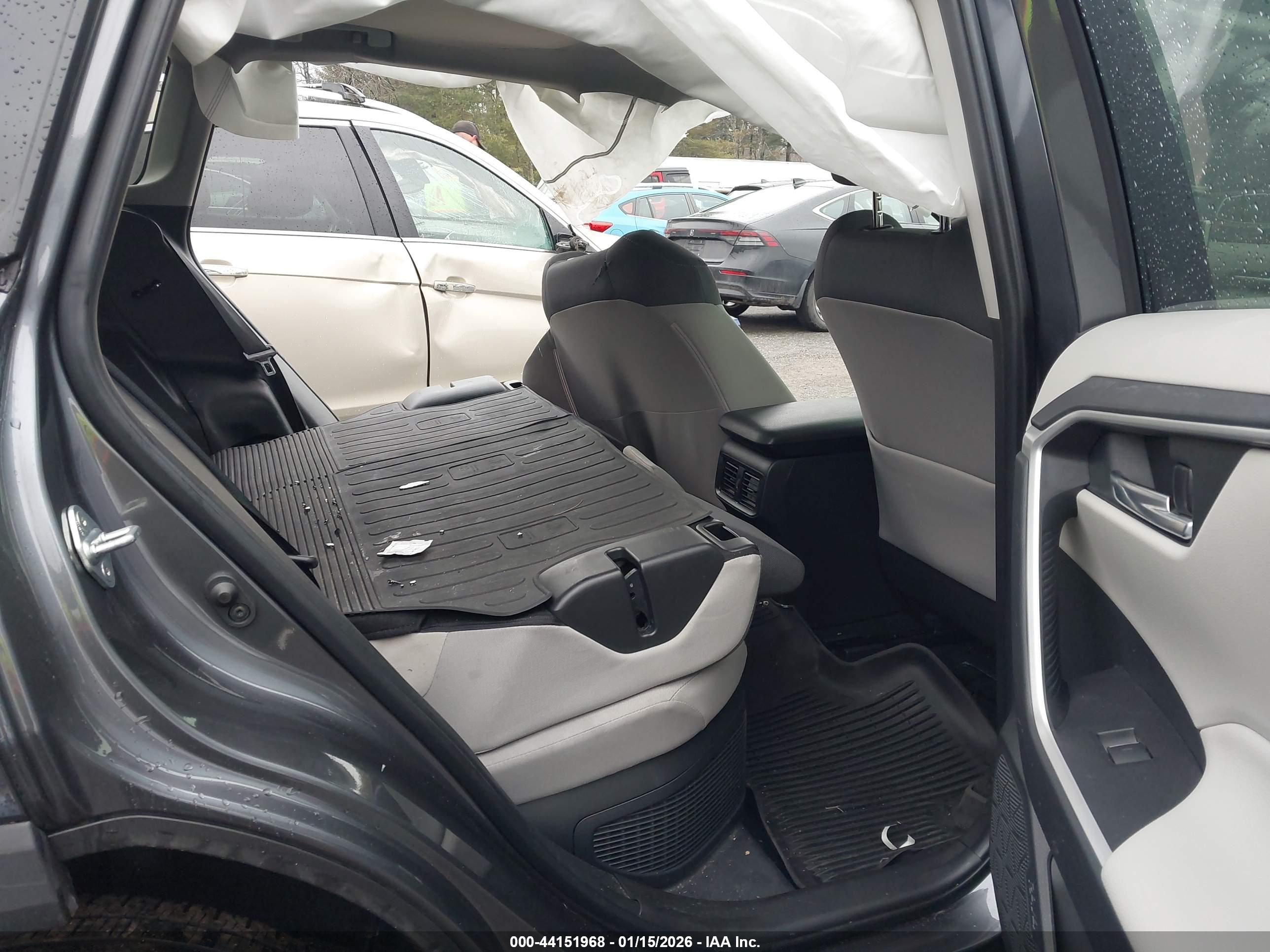 TOYOTA RAV4 image 8