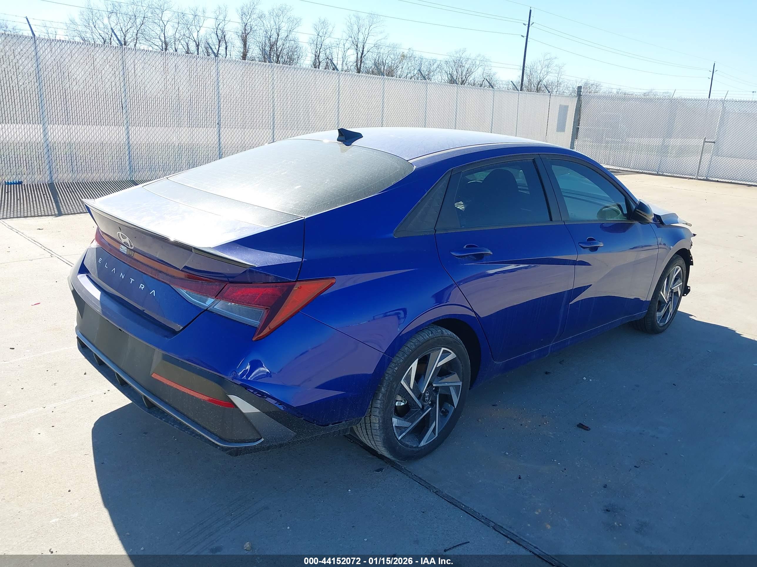 HYUNDAI ELANTRA image 4