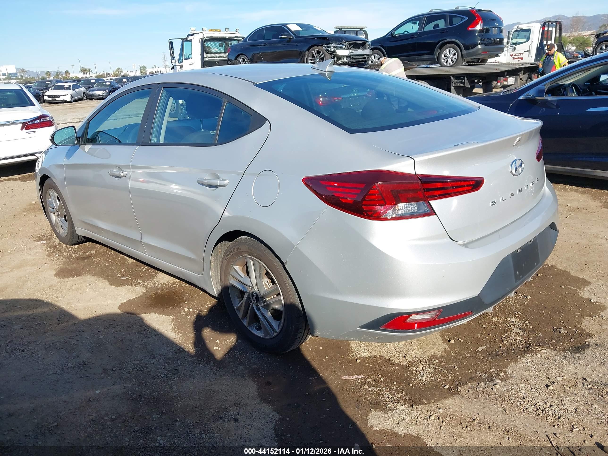 HYUNDAI ELANTRA image 3