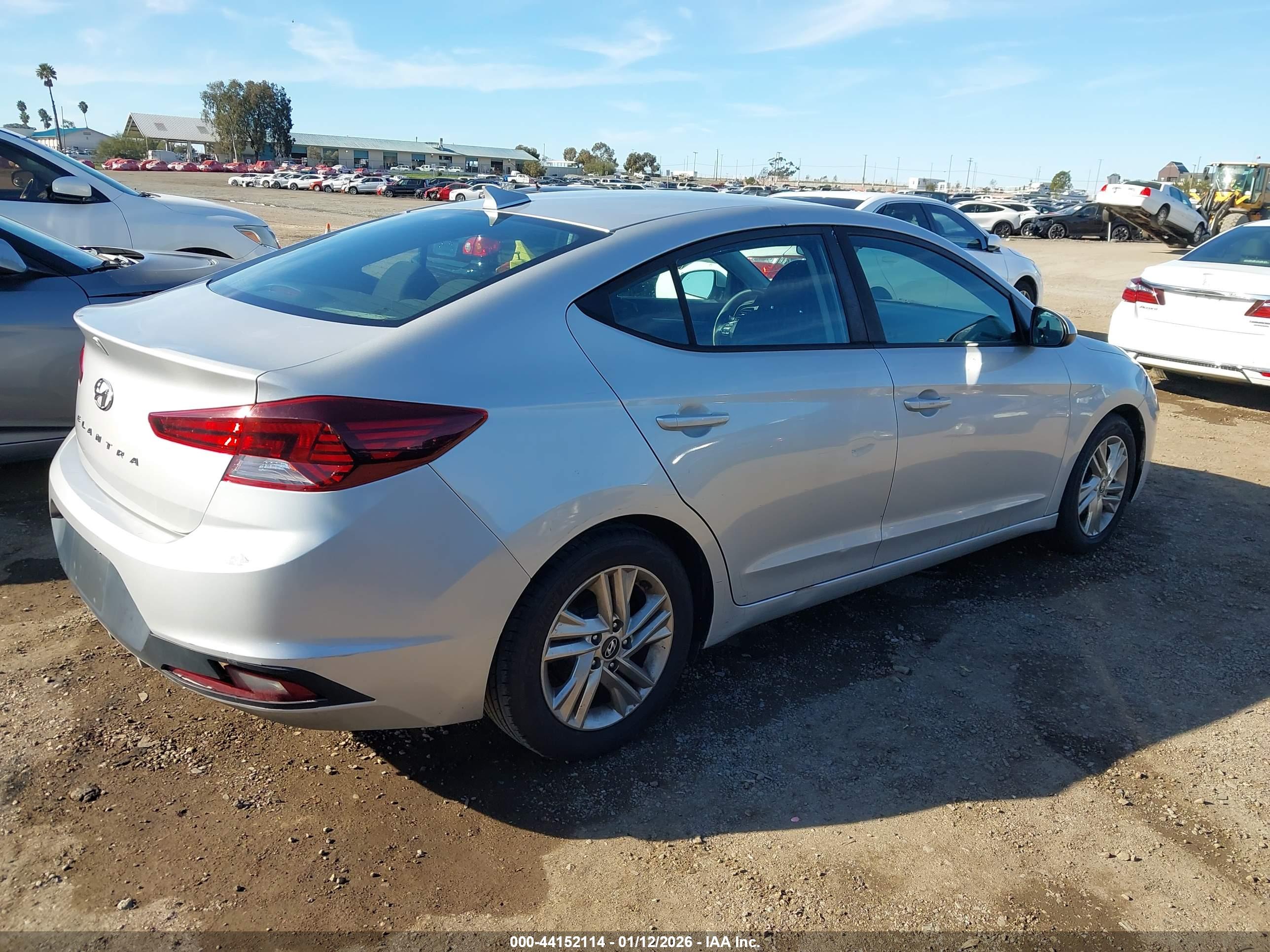 HYUNDAI ELANTRA image 4