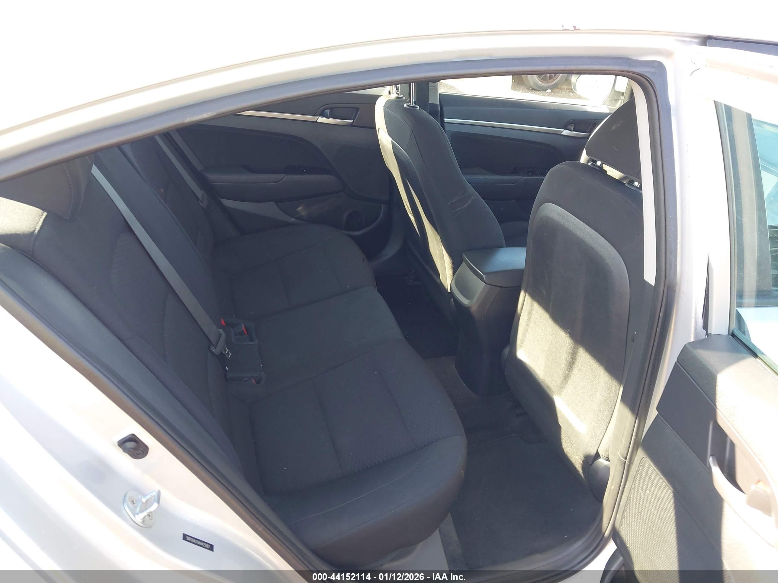 HYUNDAI ELANTRA image 8