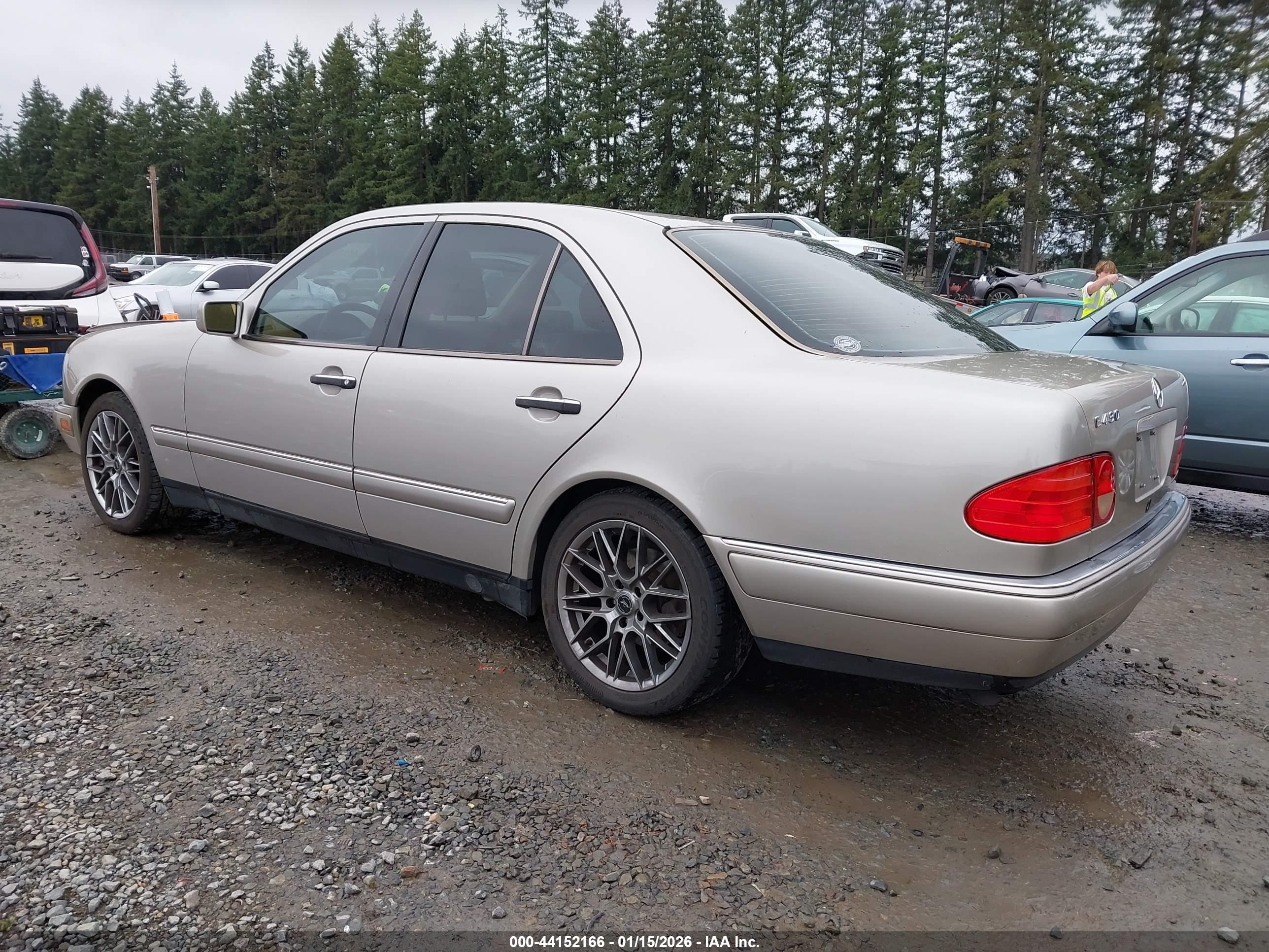 MERCEDES-BENZ E image 3