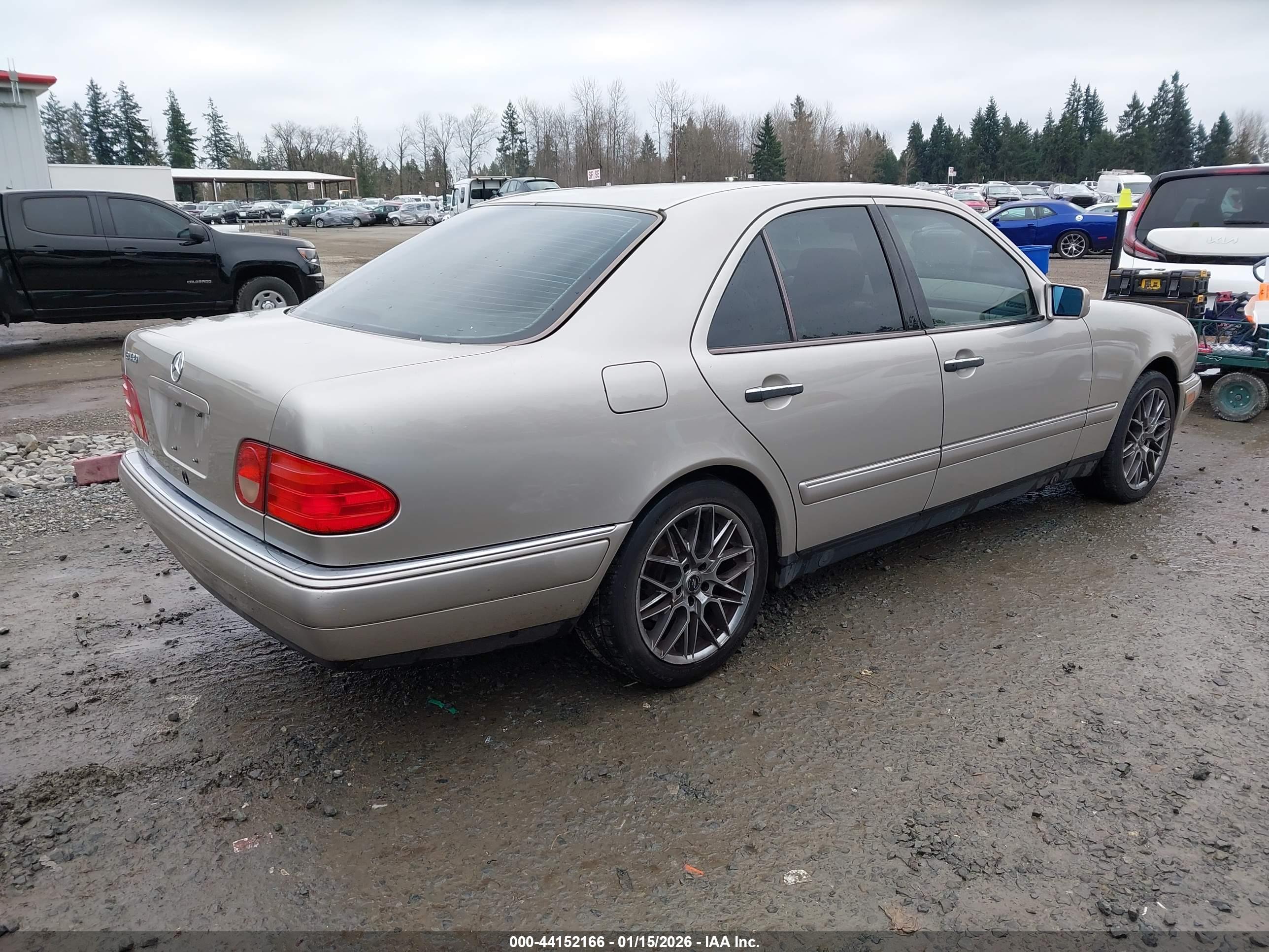 MERCEDES-BENZ E image 4