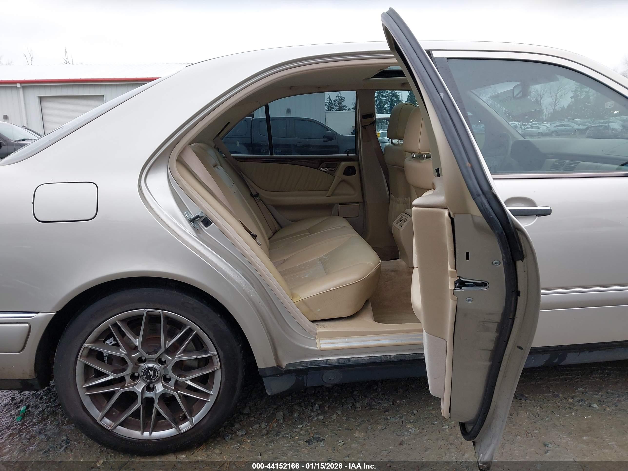 MERCEDES-BENZ E image 8