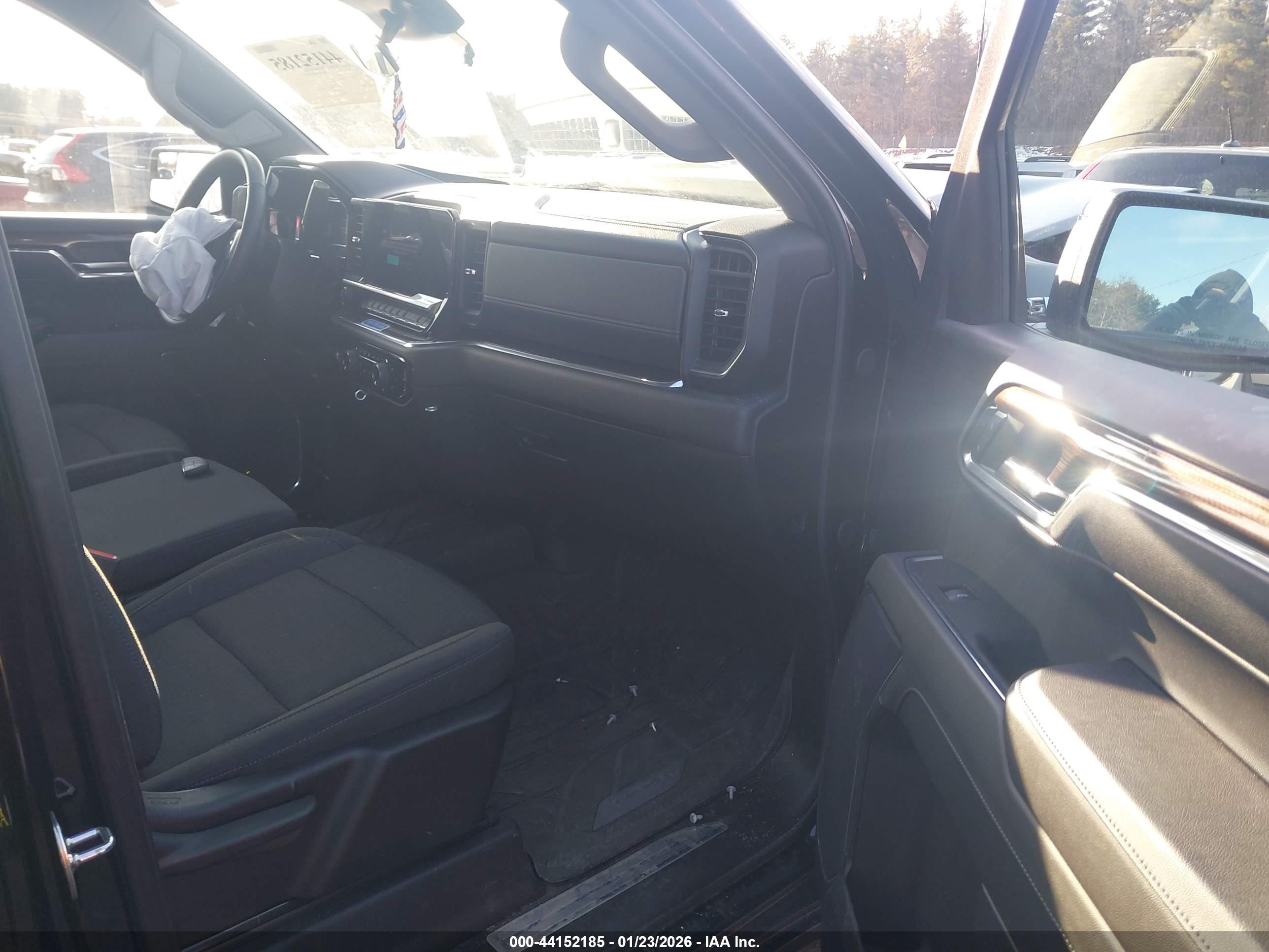 CHEVROLET SILVERADO image 5