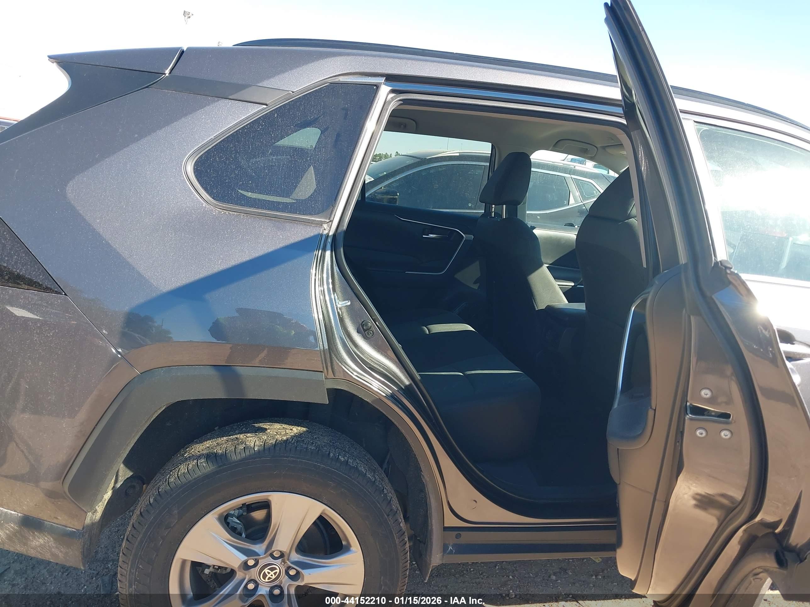 TOYOTA RAV4 image 8
