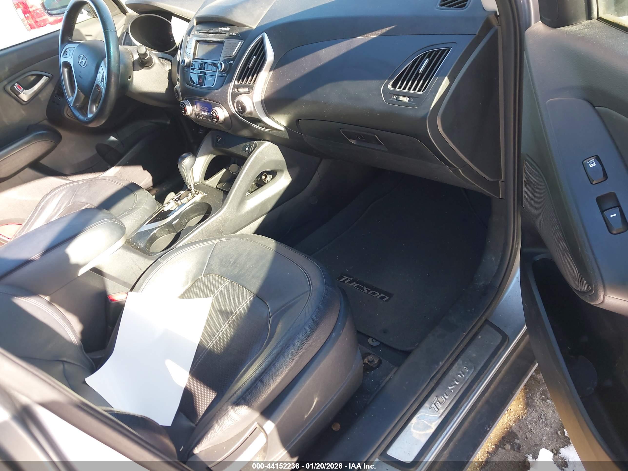 HYUNDAI TUCSON image 5