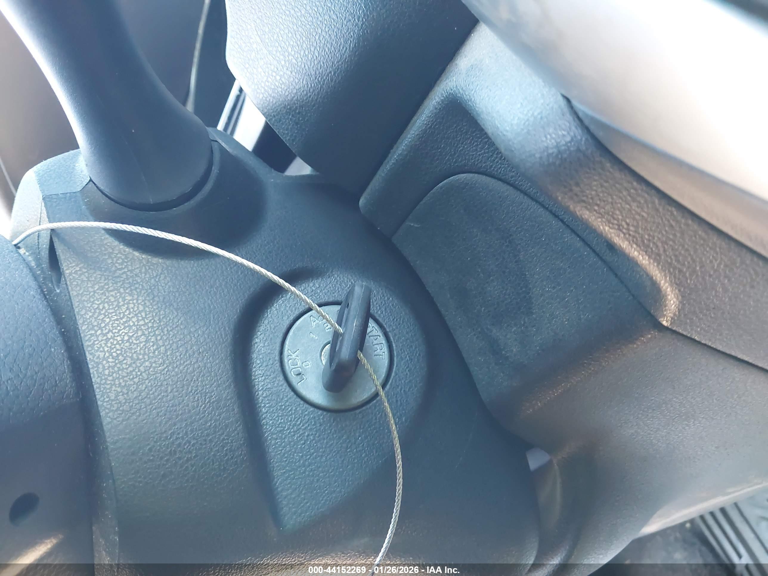 NISSAN VERSA image 11