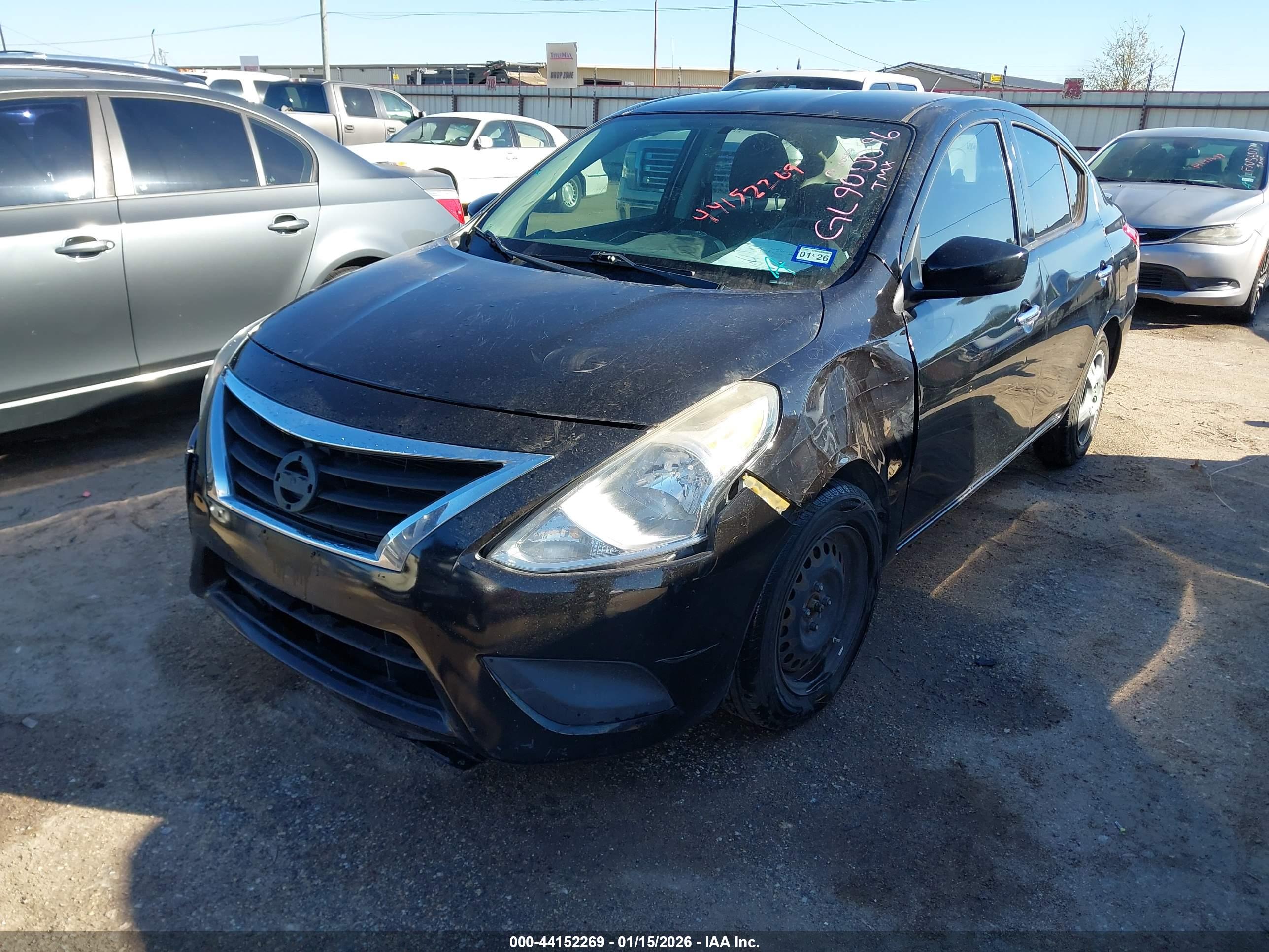 NISSAN VERSA image 2