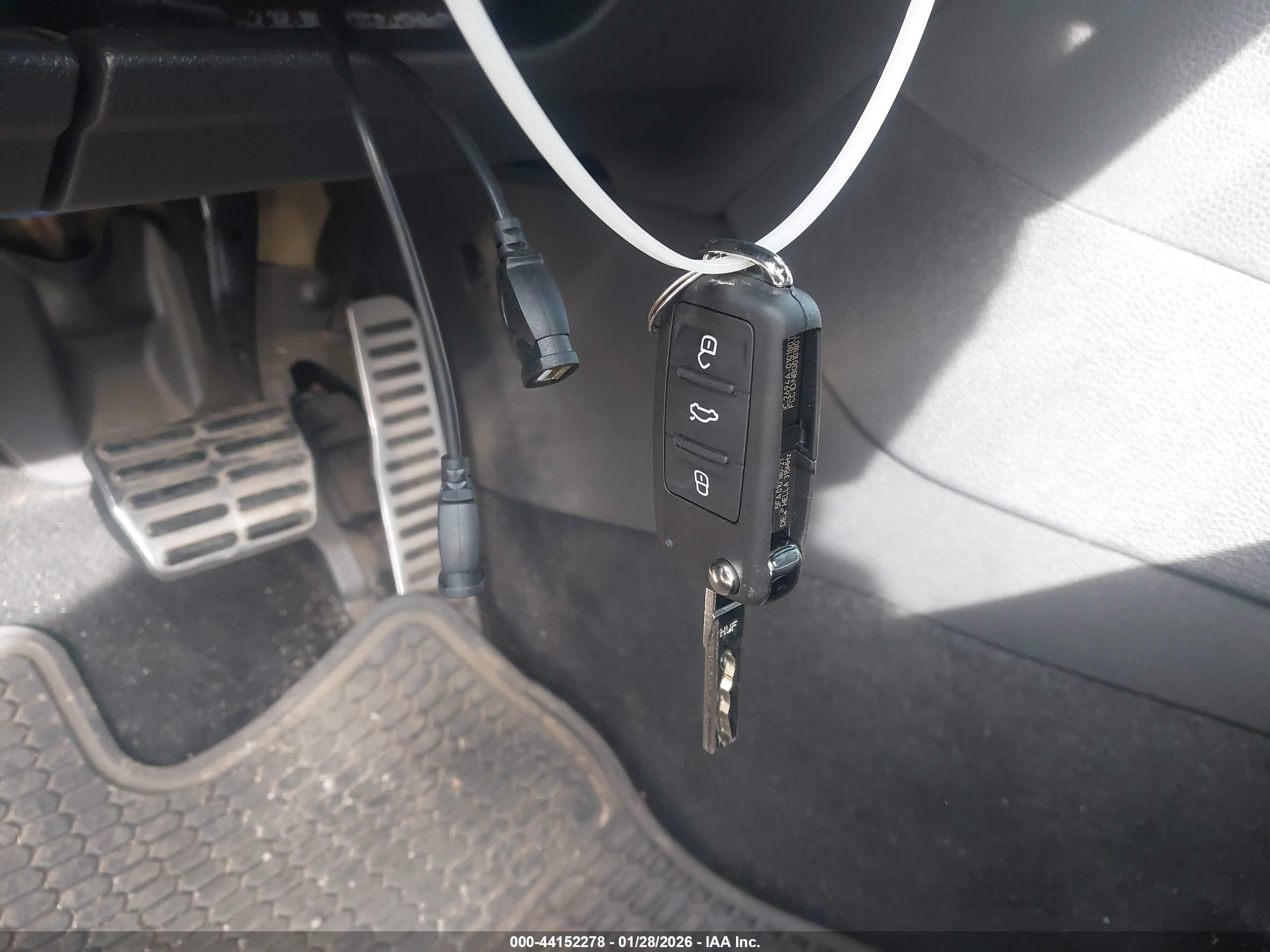VOLKSWAGEN GTI image 11