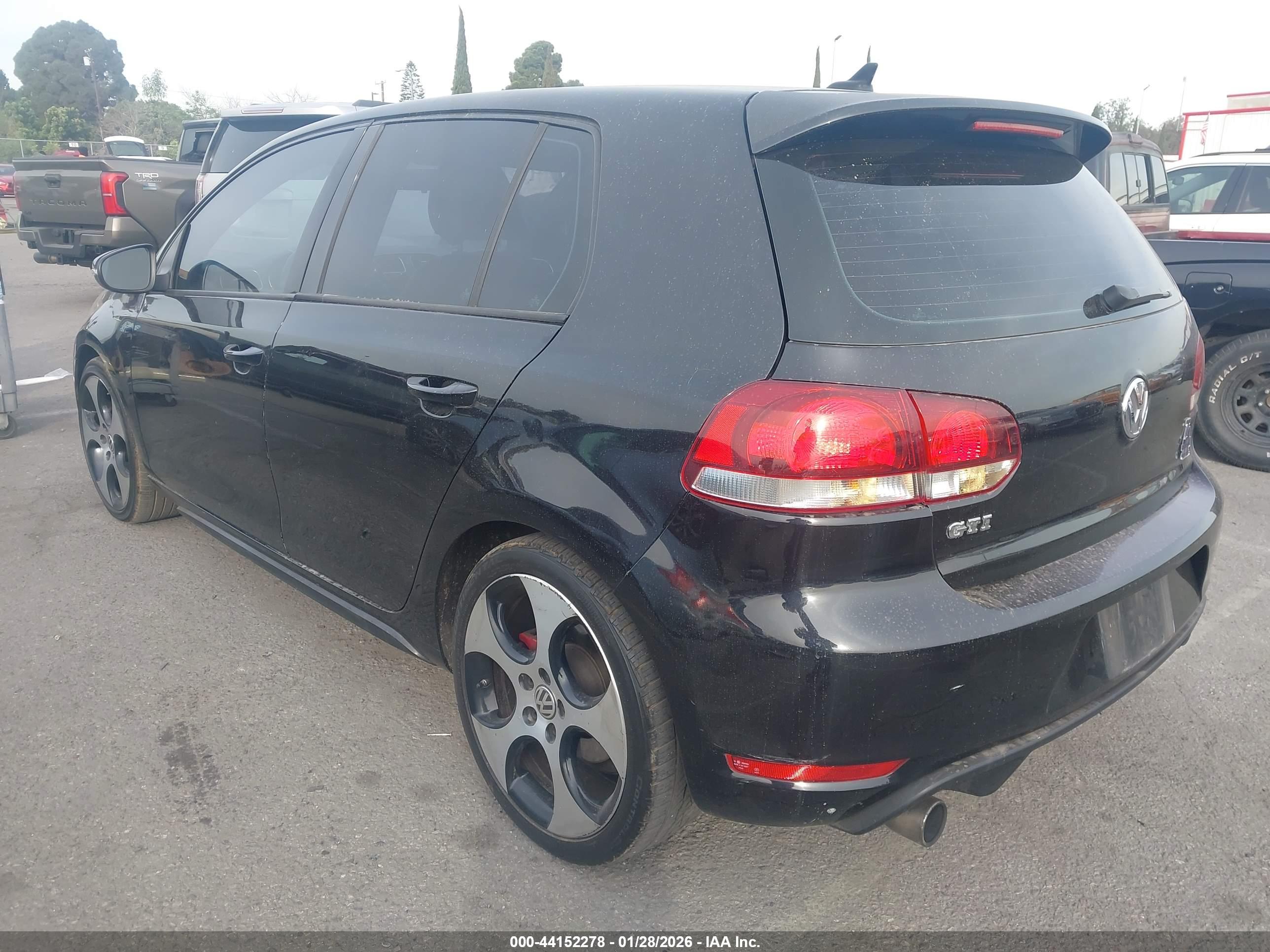 VOLKSWAGEN GTI image 3