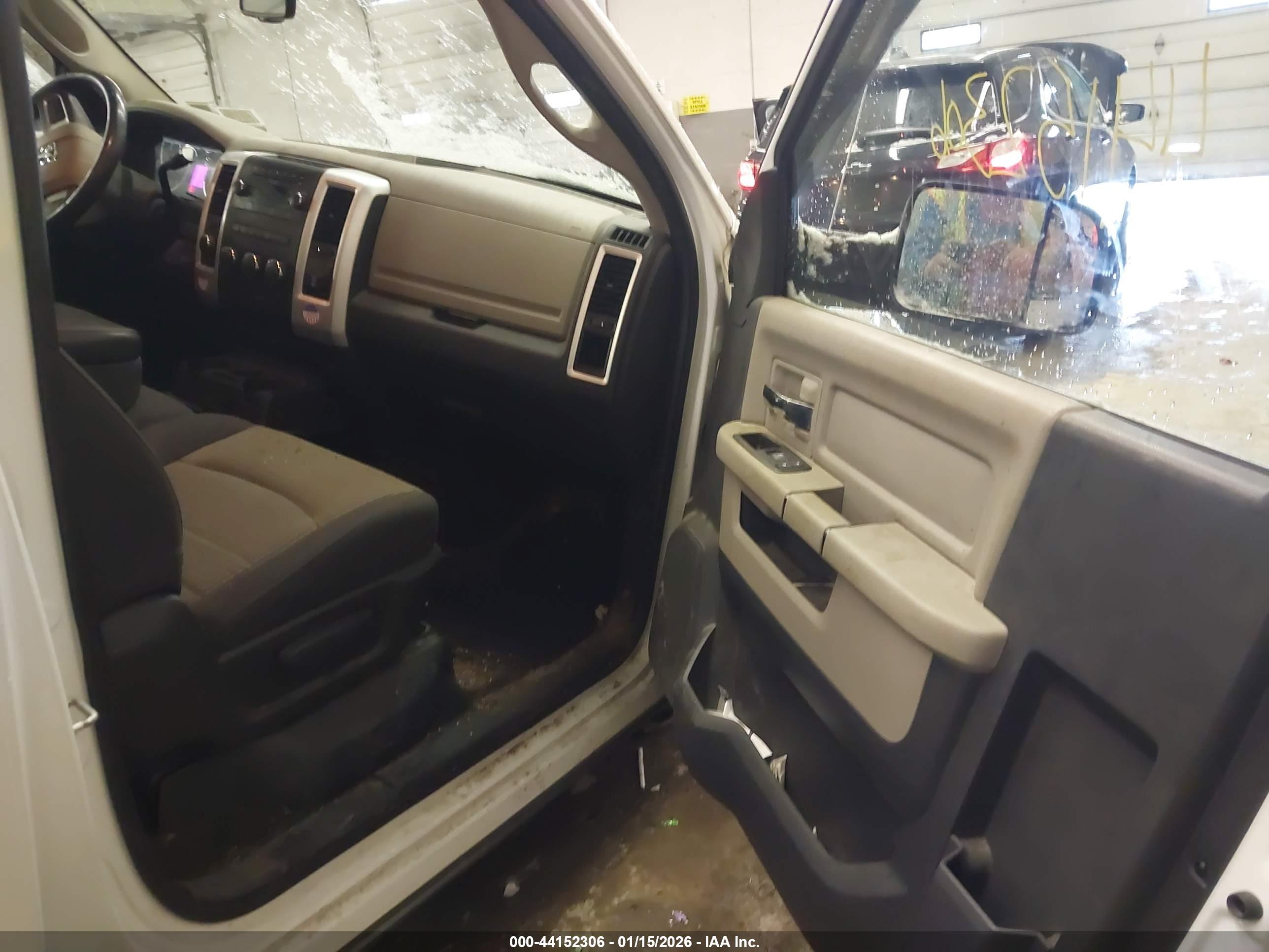 DODGE RAM image 8