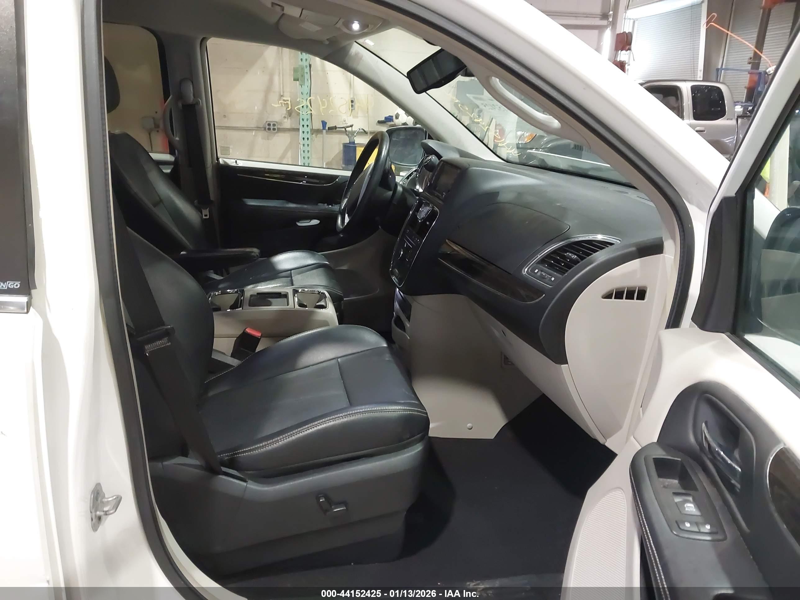 CHRYSLER TOWN image 5