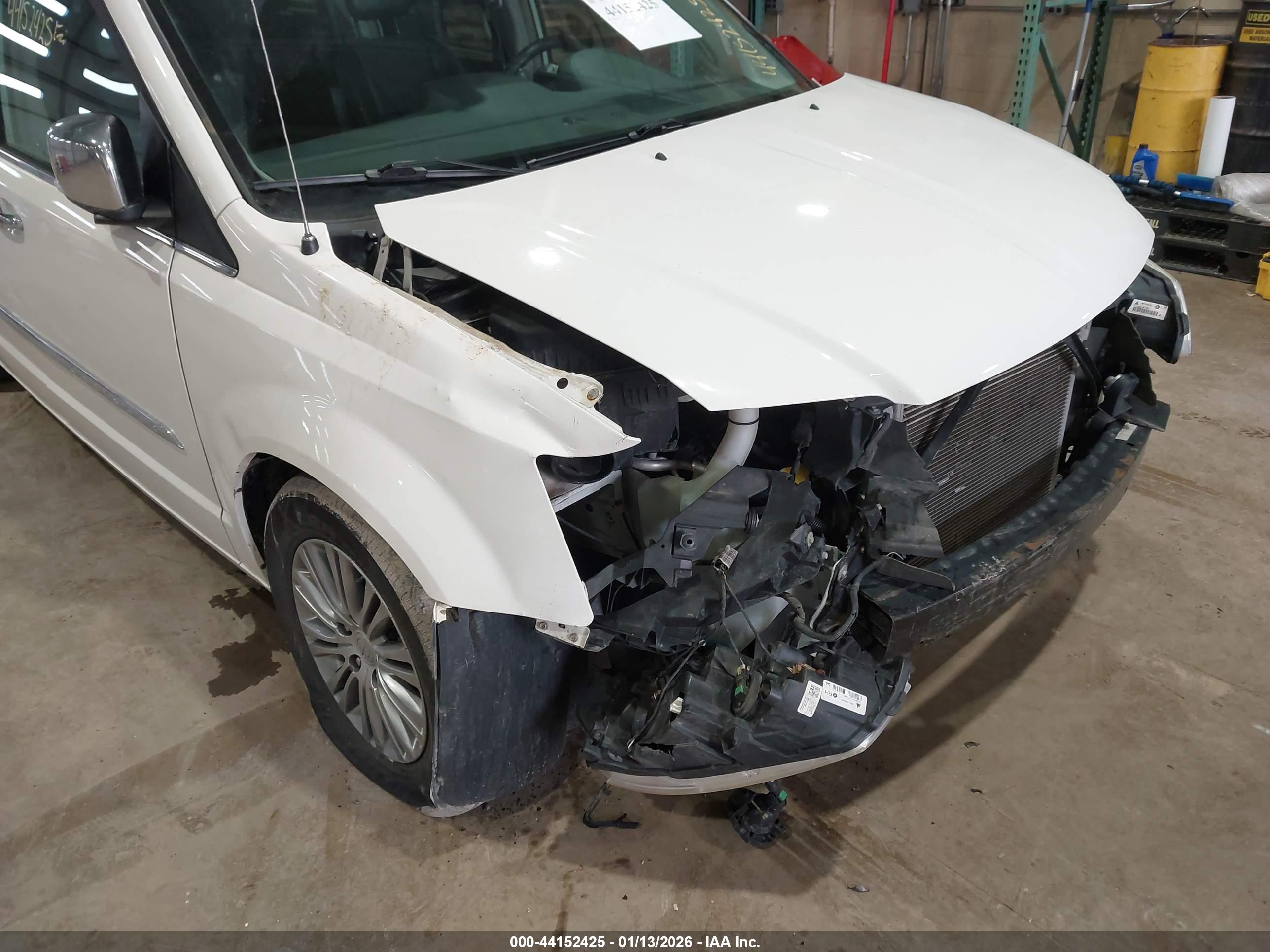CHRYSLER TOWN image 6