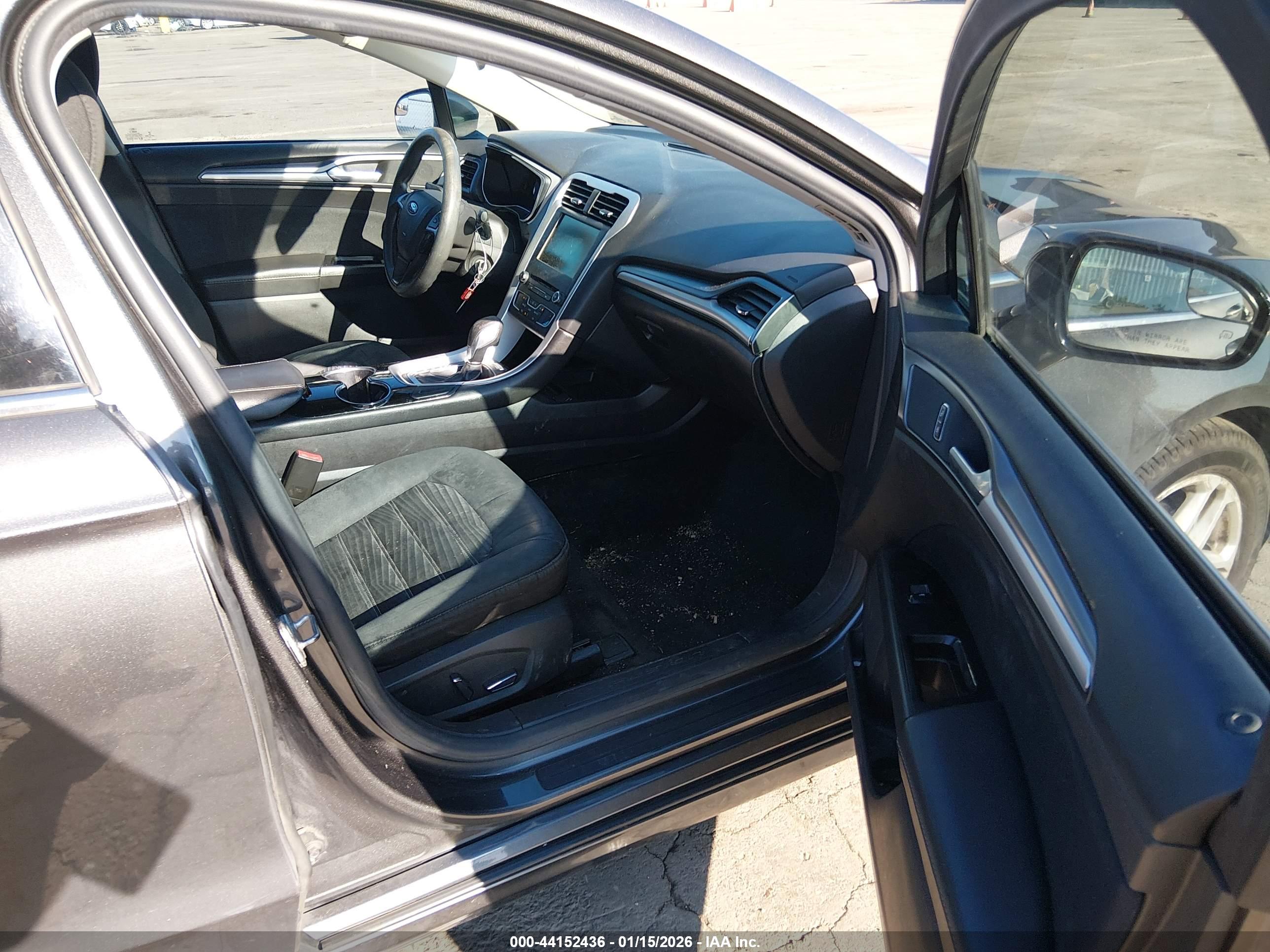 FORD FUSION image 5