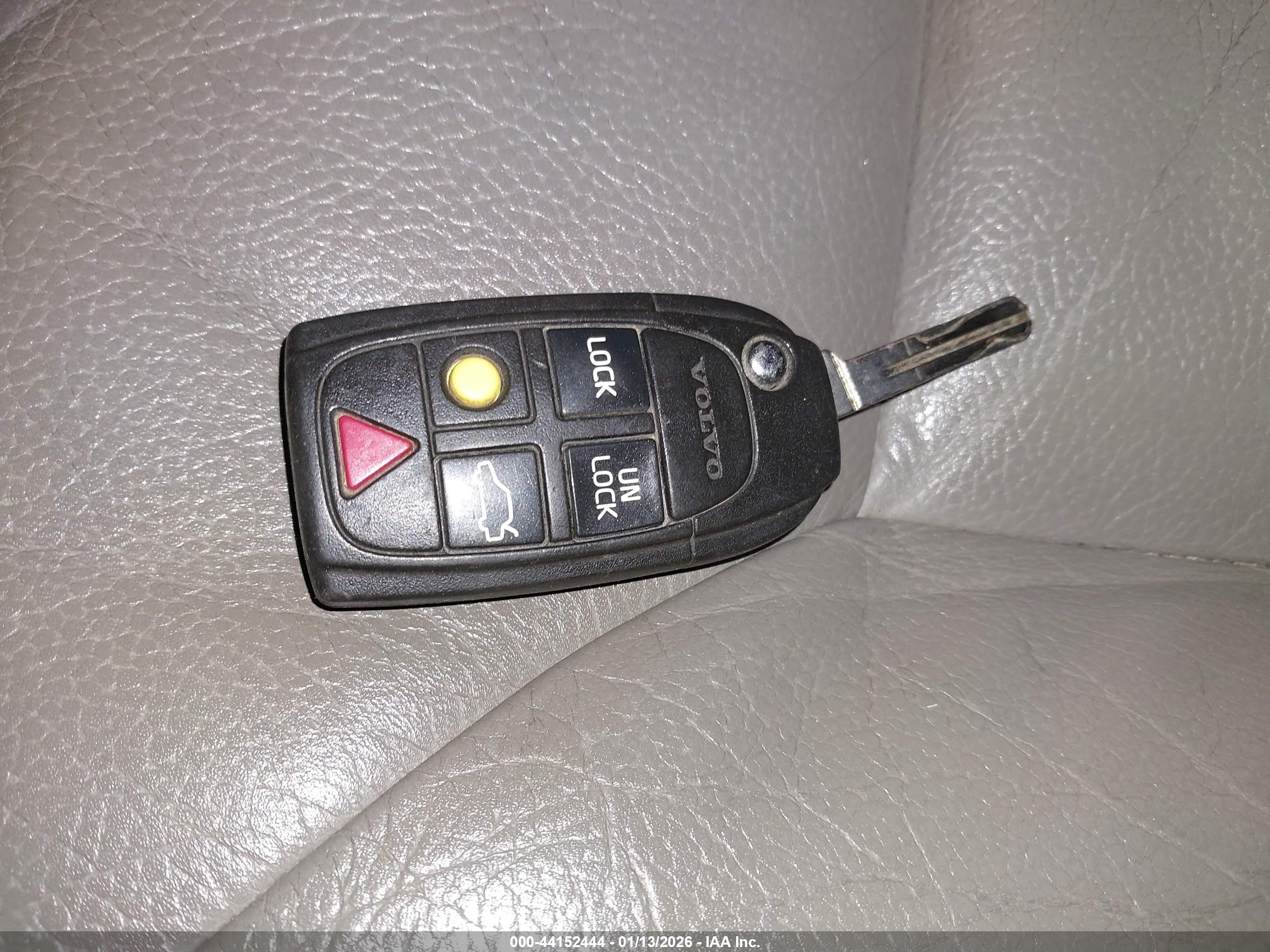 VOLVO XC70 image 11