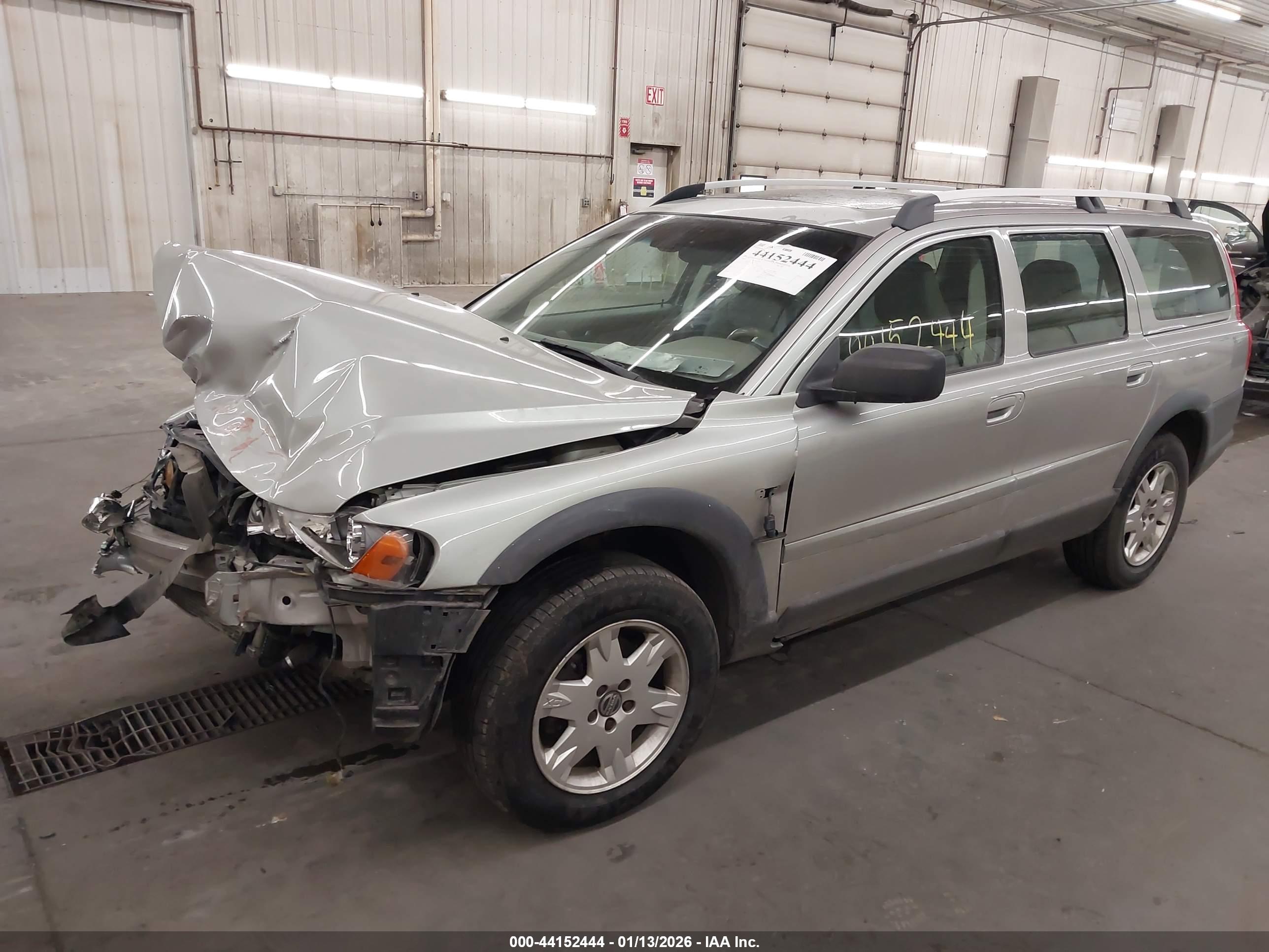 VOLVO XC70 image 2