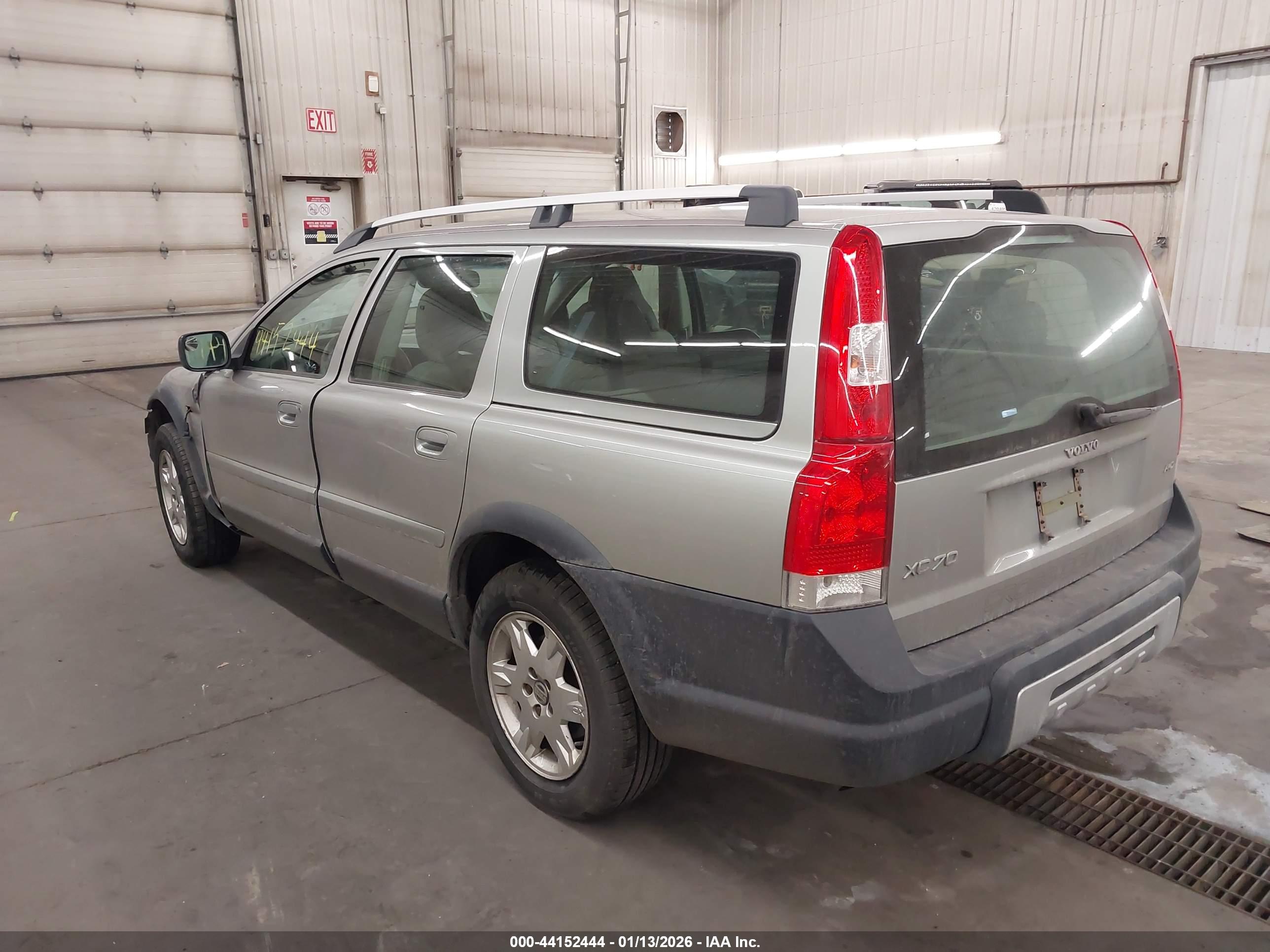 VOLVO XC70 image 3