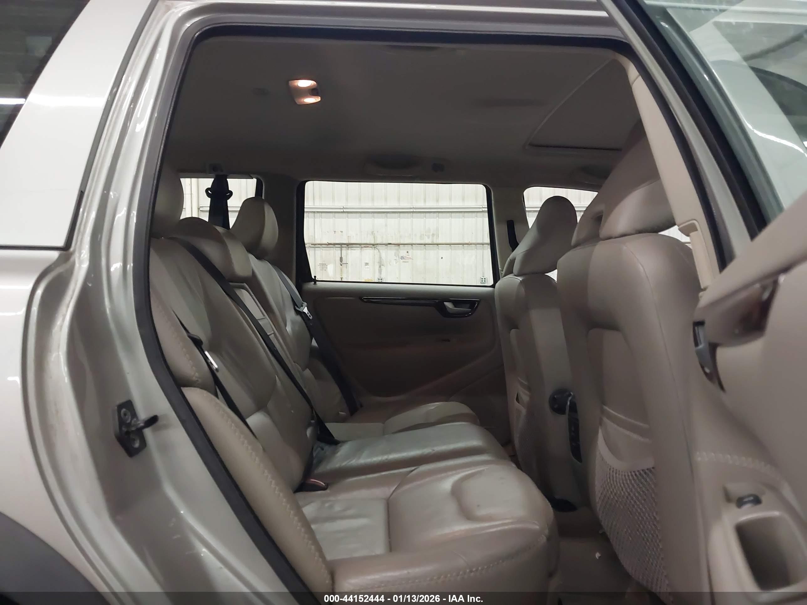 VOLVO XC70 image 8