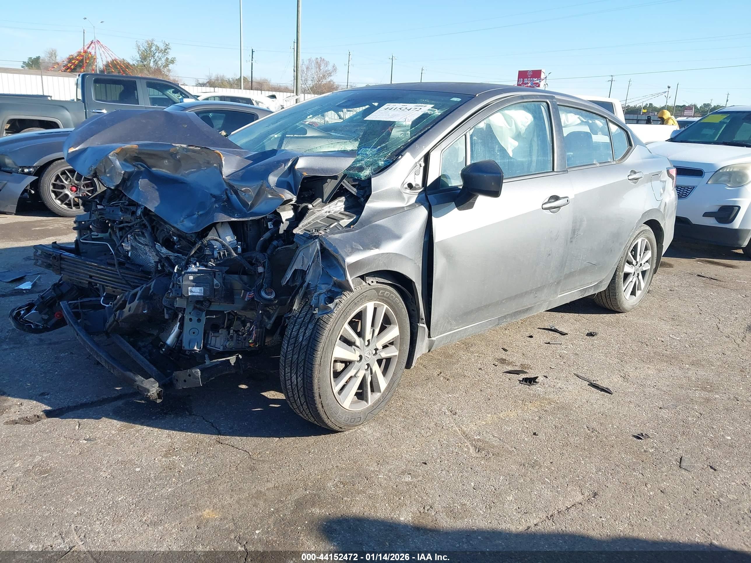 NISSAN VERSA image 2