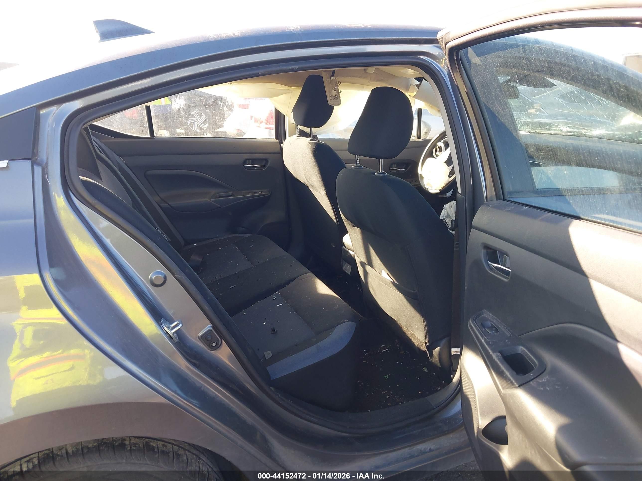 NISSAN VERSA image 8