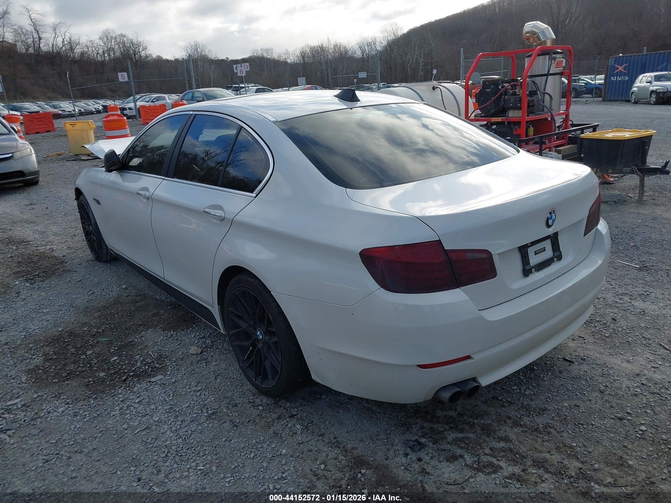 BMW 528I image 3