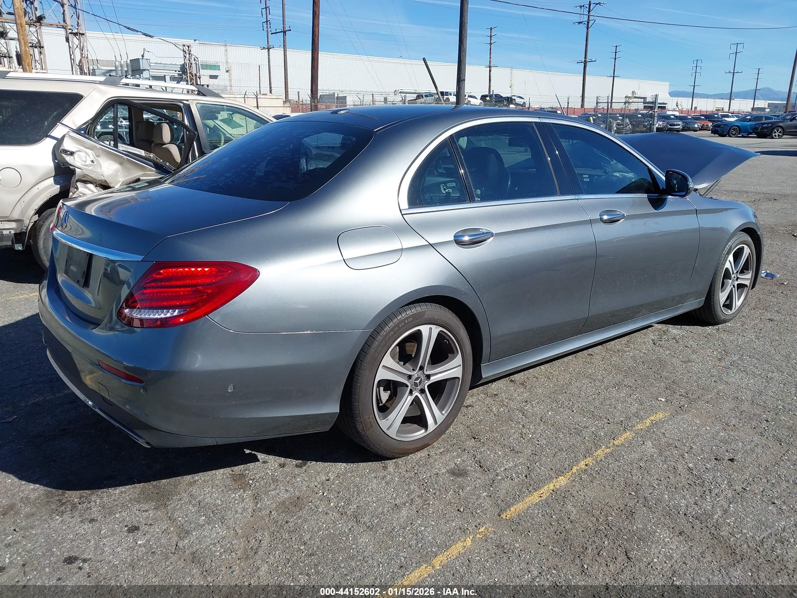 MERCEDES-BENZ E image 4