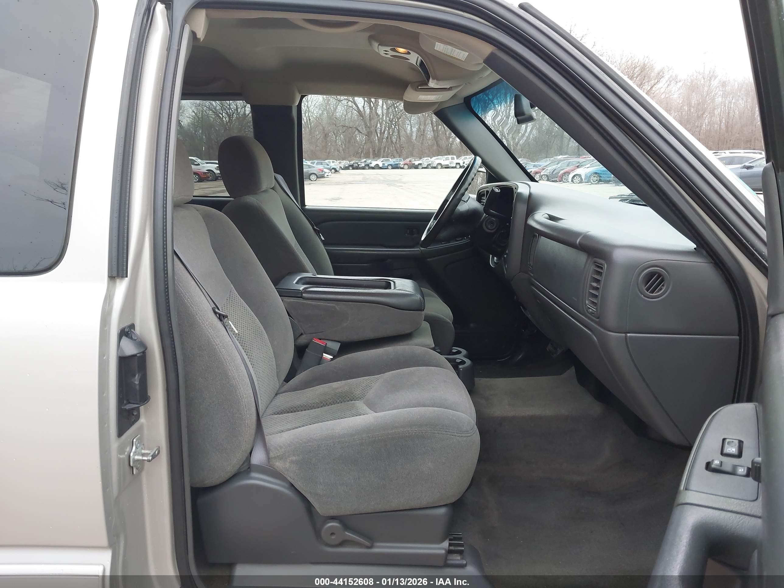CHEVROLET SILVERADO image 5