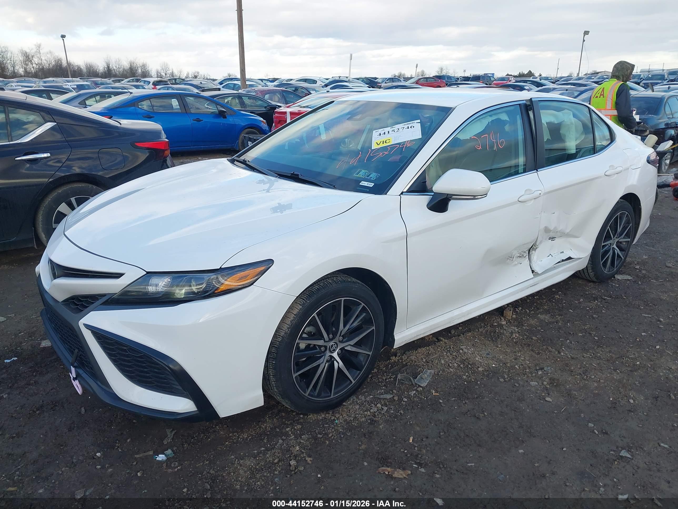 TOYOTA CAMRY image 2