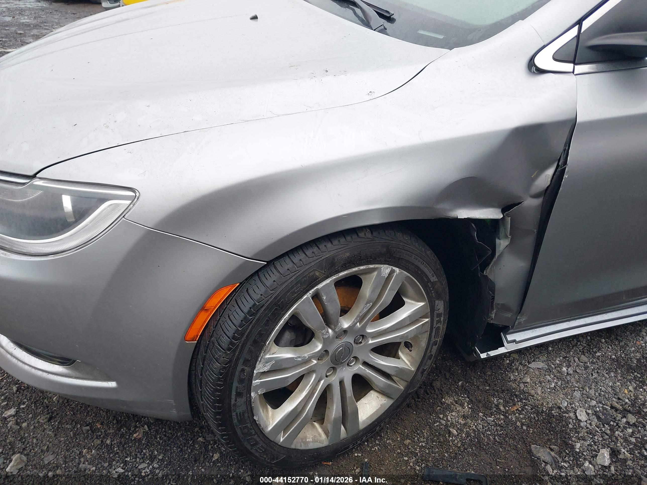 CHRYSLER 200 image 6
