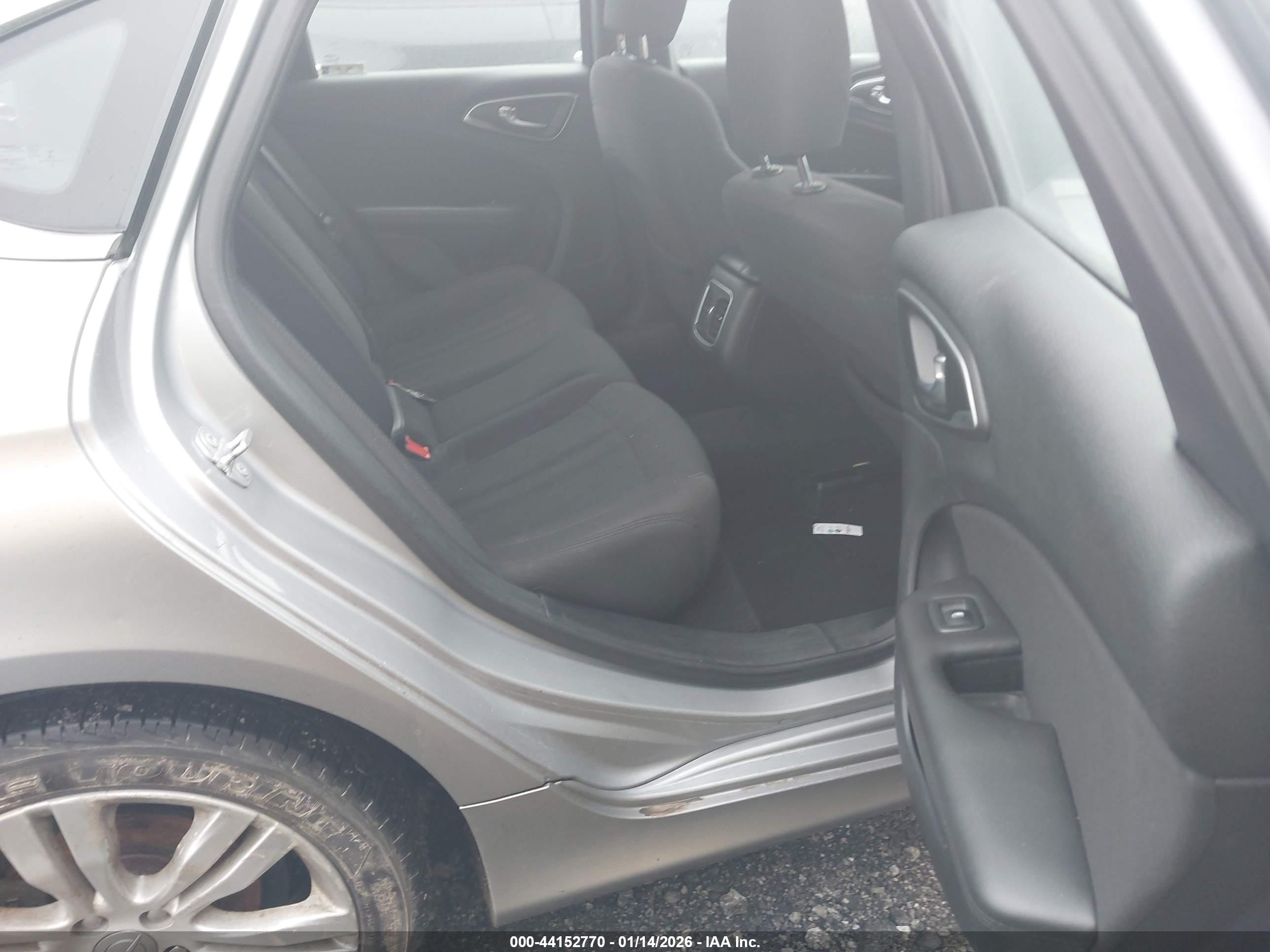 CHRYSLER 200 image 8