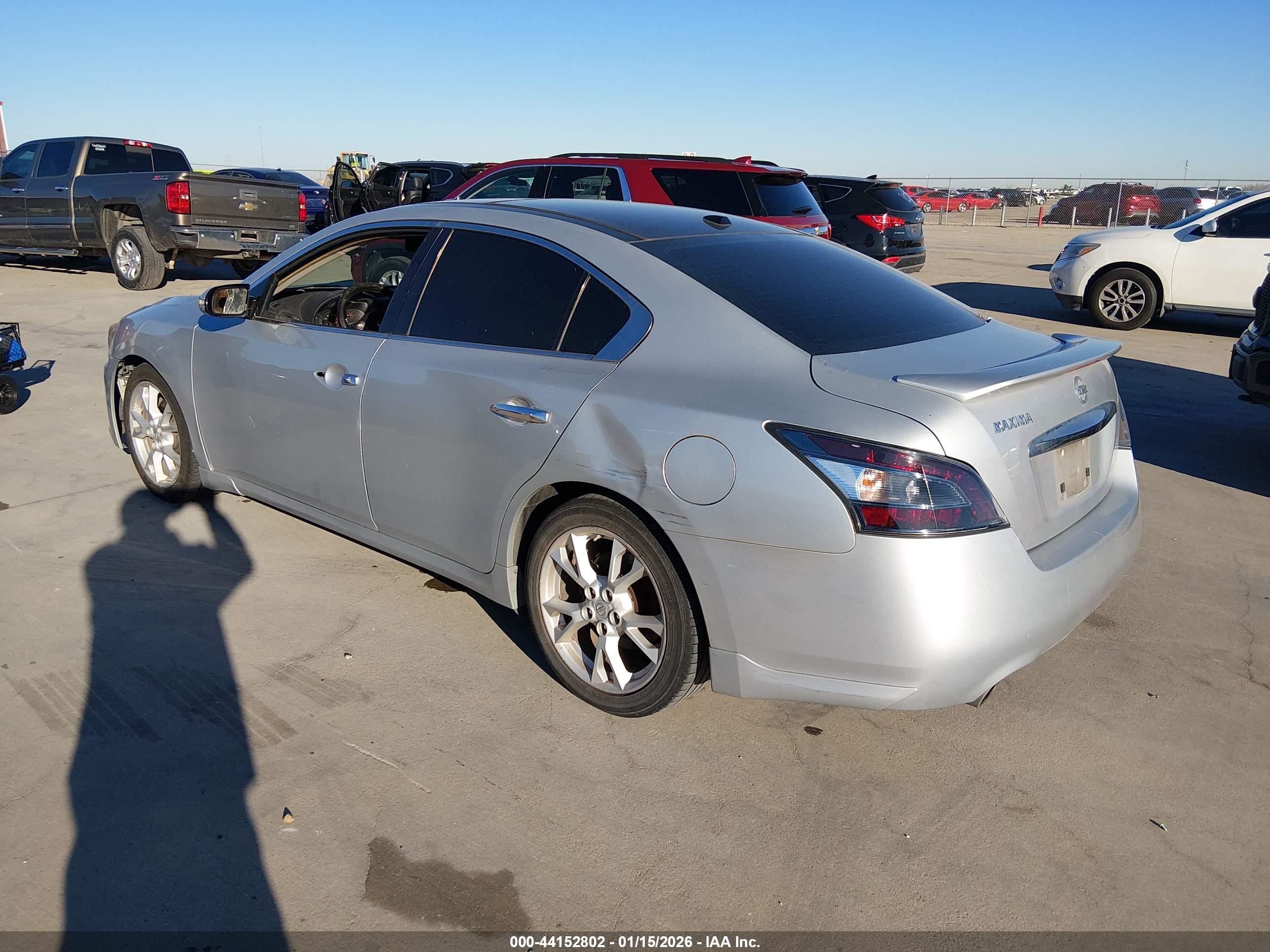 NISSAN MAXIMA image 3